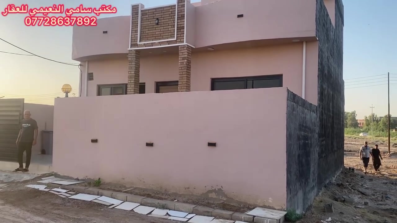 السلام عليكم للبيع دار سكني بناء حديث
جنس العقار طابو زراعي سند 25 

المساحة الكلية 150 متر وجه 10 نزال 15 

يحتوي الدار على غرفتين نوم 
غرفة نوم بالطابق الاول  والثاني في الطابق الثاني 

مع الاستقبال والمطبخ مفتوح عل الصالة 
كراج مع حديق مع الصحيات 

بناء حديث كامل المواصفات 
خدمات المنطقة مجاري كهرباء ماء ابي 

موقع كلش حلو في بعقوبة تقاطع السادة قريب من الشارع 
العام كلش مسافة 100 متر عن الشارع العام مقابل منطقة 
الحكيم 

للاستفسار اكثر عن السعر وباقي التفاصيل 
***********

