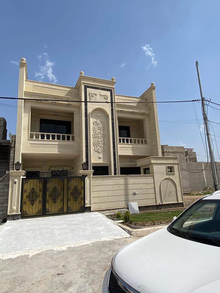 السلام عليكم بسم الله ماشاء الله 👋🏾👋🏾👋🏾  
ربما يكون دار العيد الجديد الفخم (دار الفرح 🏡)
دار للبيع في تكريت الديوم في بدايه التصنيع خلف الدار مباشر شارع 60م الرئيسي مساحته 200م على شارع 20 المبلط طبعاً البيت شغل جناي درجه أولى مصوره بكامل تفاصيله فيديو أرسله الك يتكون الدار من 5 غرف نوم وأستقبال واسعه وصالتين ومطبخ حار وبارد ومناور 
و4 مجاميع صحيه سطح شتايكر تم إنشاءه بمواصفات عالميه وبجهود مهندسين ذو خبره ومهاره عاليه وخارطته المتميزه حيث جمعو بين التصاميم الحديثة (المودرن) والملكيه (الكلاسيكيه الفاخره) ماشاء الله تبارك الرحمن. للأستفسار أكثر: خاص أو الأتصال أو واتساب التعامل 
مع صاحب الدار مباشر سهل ويتعامل وسعر الدار 
جداً مناسب وحياكم الله وكل الهلا…🤎🤎🤎
اتصال مباشر ***********📞
