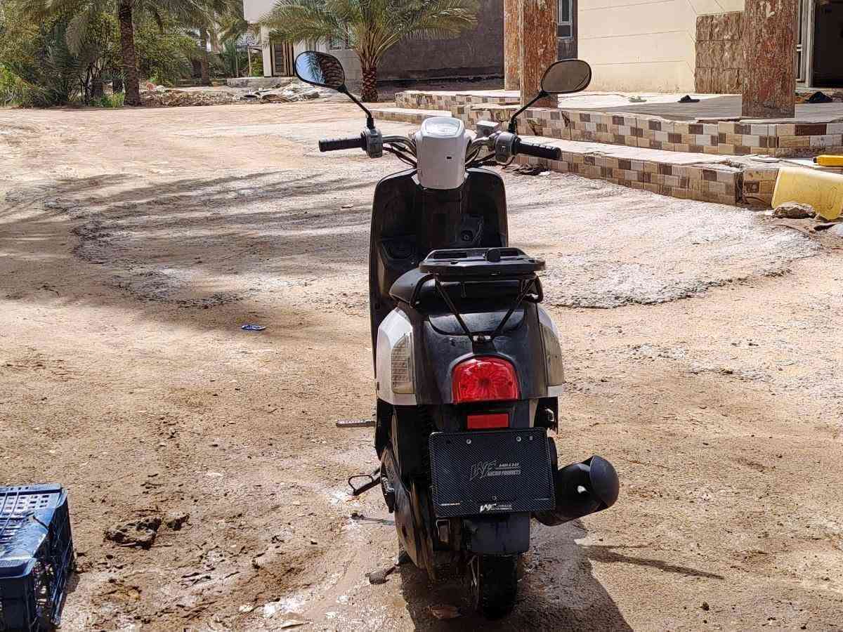 السلام عليكم
بوليسي نضيفة ما مفتوحه الكهربائيات كلها شغالة
رايدها ب ٦٧٥ ألف وبيها مجال 
الاتصال
‏‪***********‬‏
