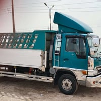 هينو انكر ابو الشفه للبيع موديل 2001 اصل طول 6 وربع بلاد السياره جديده...