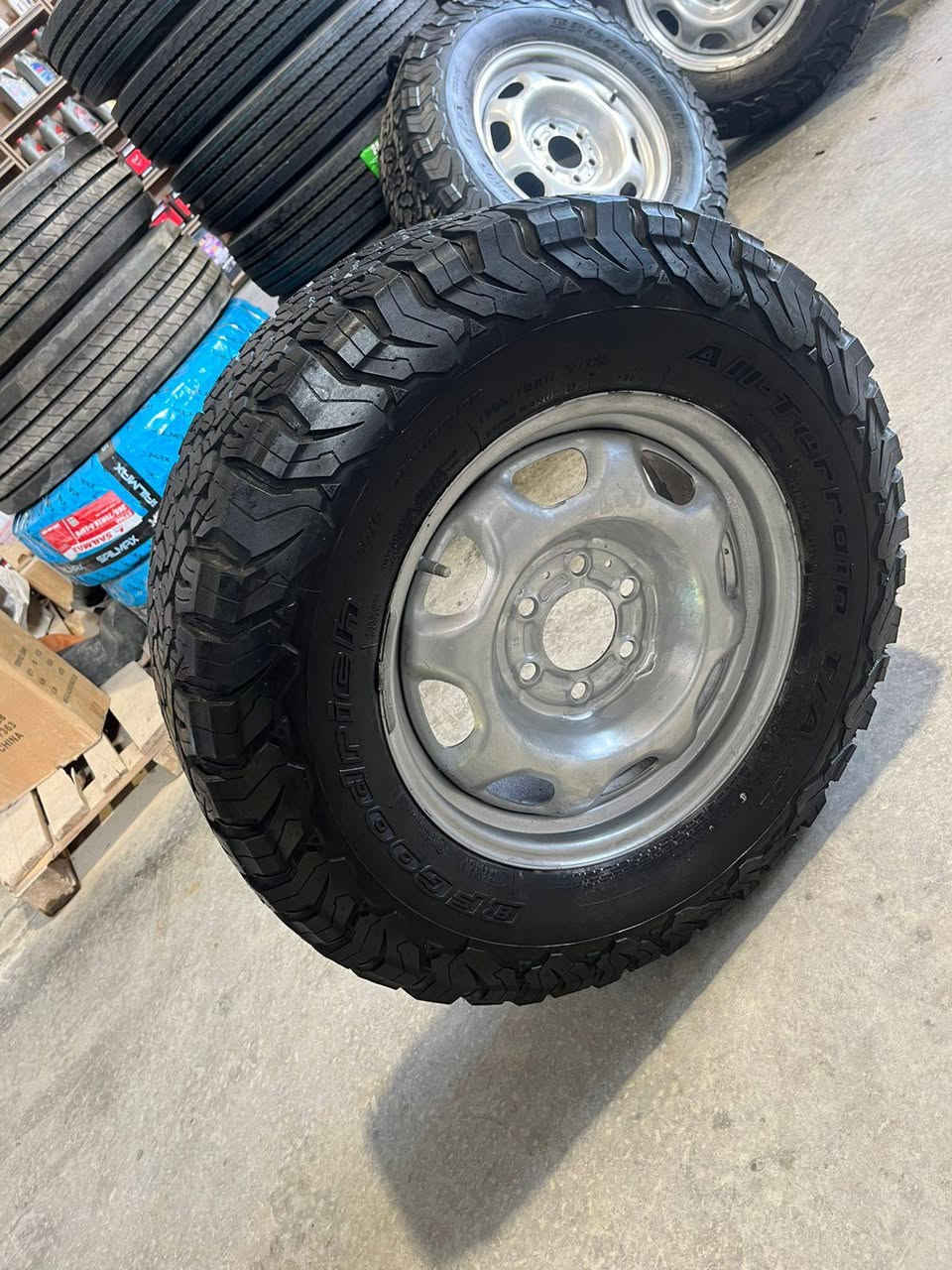 تخم ويل 
مونيكا قديم - لاندكروز - نيسان باترول 
تخم تاير بي u.s.a امريكي نضافة ١٠٠٪
العنوان : الكوفه / شارع المعمل / قرب فلكة معمل اسمنت الكوفه / مجاور جامع آل شبل 📍
للاستفسار : ***********
#اطارات #سيارات #fyp #foryoupage
