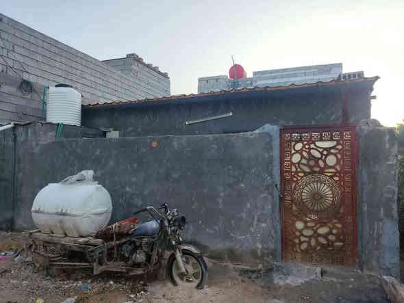 قرب منتجع الشكرجي تعبره 
مساحته 100م واجهه  8 نزال 12 مربع 
سكف سندويج مغلفه ماده الاوزكام 
+ كل البيت سقوف ثانويه 
بناء بلوك الاساس  صب 
سعره 25 وبيه مجال يبعد عن شارع العام ٤٠٠ متر استفسار اتصل ***********
