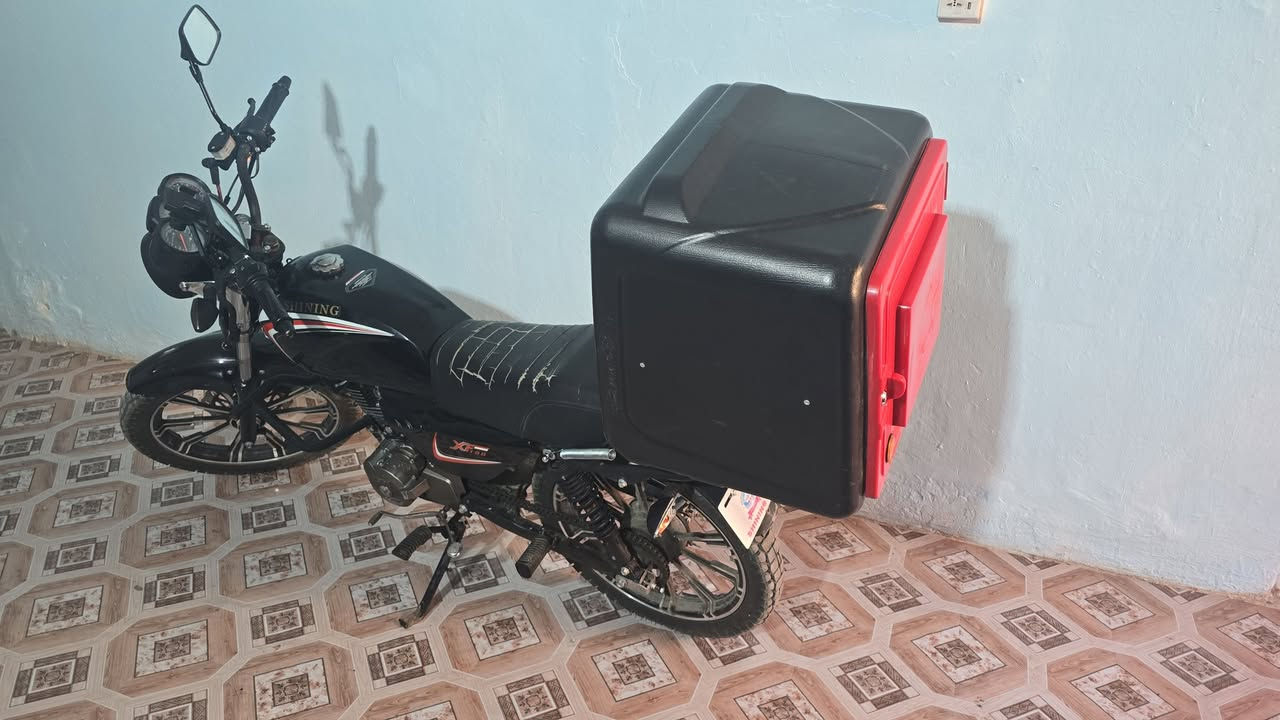 دراجه شاينك للبيع
دراجه نضيفه ما بيها اي نقص كهربائيات كله شغال الدراجه بعدها بلادي موديل 2023 طالعه ب 2025 
سعر 650 
مكاني شعب
***********
