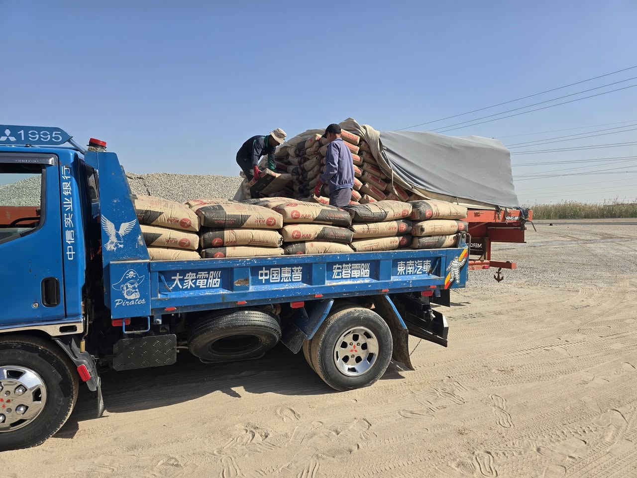 سكلة لبيع مواد البناء 
قرب محطه سما الفرات  اسعار مناسبه وأجره قليله
سمنت الطن ٩٨ الف
رمل زبير      ٣٥ الف.    تك  ١٤٠ الف
رمل ناعم      ٤٥ الف.    تك ١٨٠ الف
حصو جلات  ٤٣ الف.    تك ١٦٠ الف
بحص           ٤٣ الف.    تك ١٦٠ الف
طابوك          ١٢٠الف     تراب حلو ١٥ الف
زميج            ٢٠ الف
للتواصل والأستفسار الاتصال بالرقم
***********    ----   ***********
