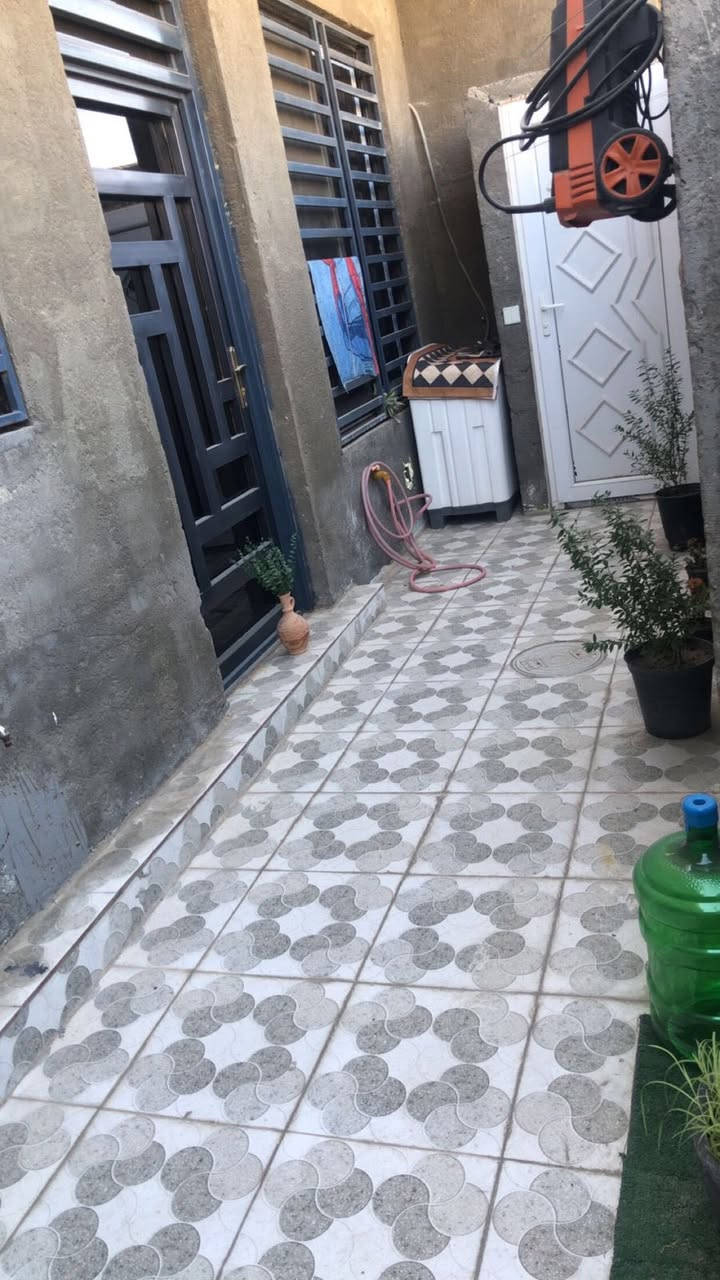 بيت للبيع هور رجب مجمع ارض النخيل المساحه ١٠٠ متر البيت ركن طابق واحد غرفه وصاله وممشه ومطبخ وحمام وطرمه وحمام خارجي وترك صغير  السطح شتايكر وحمام فوك بس بعده مكامل 
للاستفسار ***********
