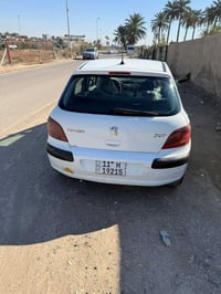 بيجو ٢٠٠٥ رقم انكليزي السياره رقم بغداد حلوه وجاهزه باستثناء التبريد م...