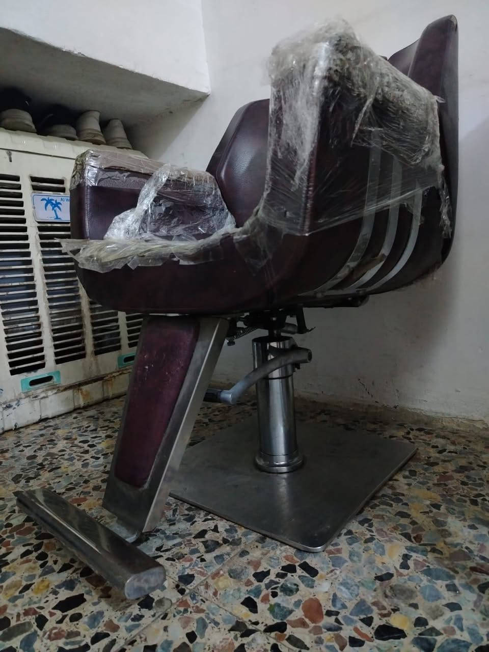 السلام عليكم كرسي حلاقه جديد كله شغال استعمال قليل جدآ اقل من شهرين سعره 150 مكاني بغداد الشعله .
***********
