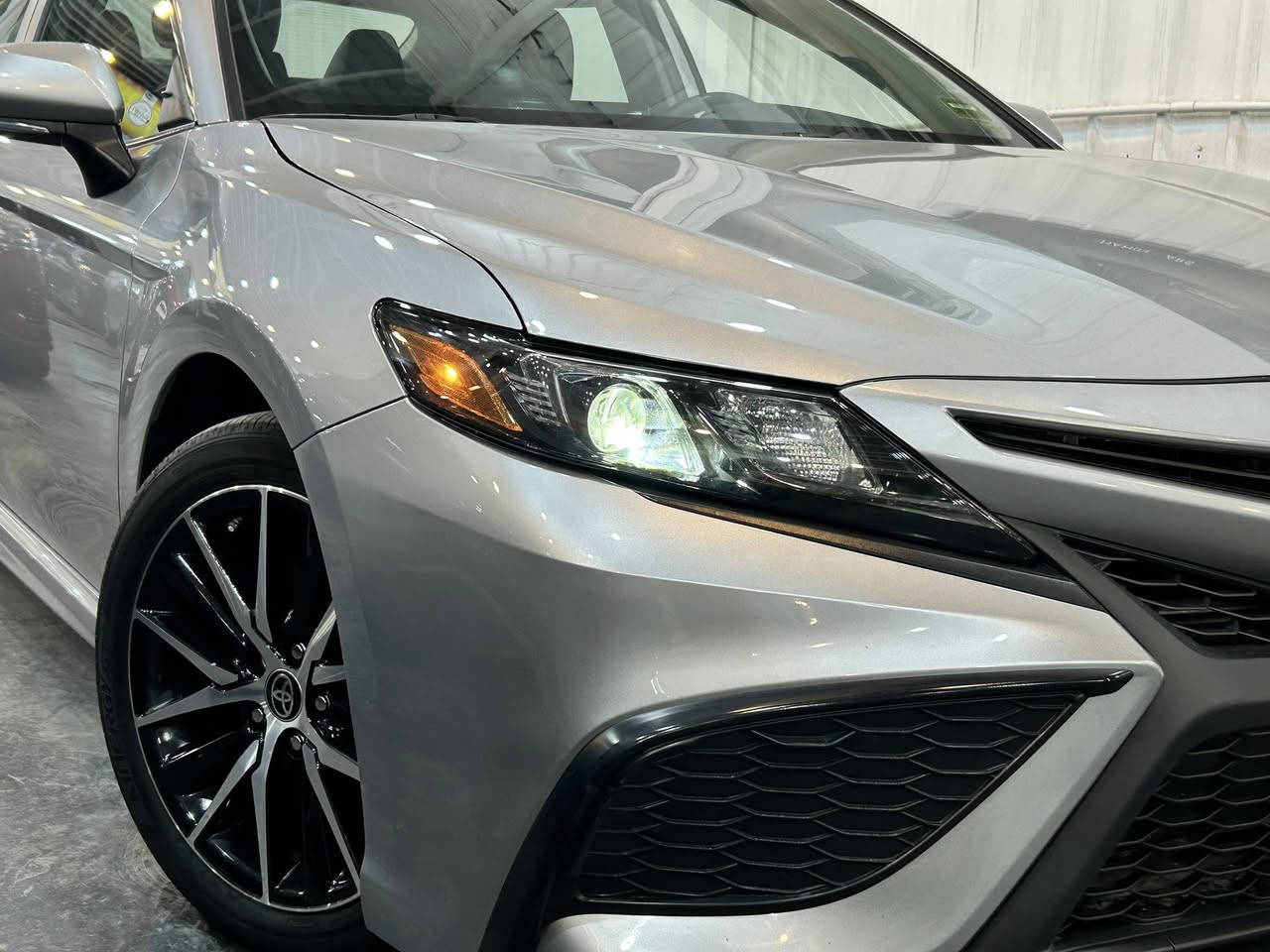 سلام عليكم للبيع او مراوسه 🩶
TOYOTA
CAMRY
2024
SE (NİGHT SHADE)
2,5 L
V4
203 hp
37,000 MİLES

المواصفات 👑///
• محرك 4 سلندر 
• سعة المحرك 2.5 لتر بنزين
• قوة 203 حصان
• عزم دوران 184 
• قير أوتوماتيك 8 سرعات
• نظام دفع أمامي (FWD)
• أوضاع قيادة متعددة (Sport / Eco / Normal)
• استهلاك وقود اقتصادي تقريباً 28/39 ميل
• جنوط ألمنيوم 19إنش لون برونزي(Nightshade خاص)
• مرايا جانبية سوداء
• جناح خلفي أسود
• شعارات سوداء
• إضاءة أمامية LED
• إضاءة نهارية LED
• مقاعد رياضية جلد SofTex لون أسود
• مقعد السائق تحكم كهربائي
• مكيف أوتوماتيك ثنائي التحكم
• تحكم بالمقود (ستيرنج)
• مثبت سرعة راداري
• شاشة لمس 
‏• Apple CarPlay
‏• Android Auto
• بلوتوث
‏• USB أمامي وخلفي
• نظام صوتي 6 سماعات
• نظام أمان Toyota Safety Sense 2.5+
• رادار أمامي
• تحذير مغادرة المسار
• مساعد تتبع المسار
• نقطة عمياء 
• تنبيه حركة مرور خلفية
• كاميرا خلفية
• حساسات أمامية وخلفية
• تشغيل بصمة
• دخول ذكي (Smart Key)
• 10 وسائد هوائية

ضرر/// جاملخ خلفي صبغ فقط ❗️
بدون دواخل ✅
بدون ايرباك ✅
شواصي سليمة 💯

السعر/// *********** اتصال على رقم 📞

حمام و پوليش جديد ✅

سيارة نضيف و جاهز ما بيها اي نقص ✅

سيارة كاتي يترقم المحافظات شمالية ✅

للبيع او مراوسه ✅

مكان سيارة - كركوك 🌇

📞 0770 912 5605
