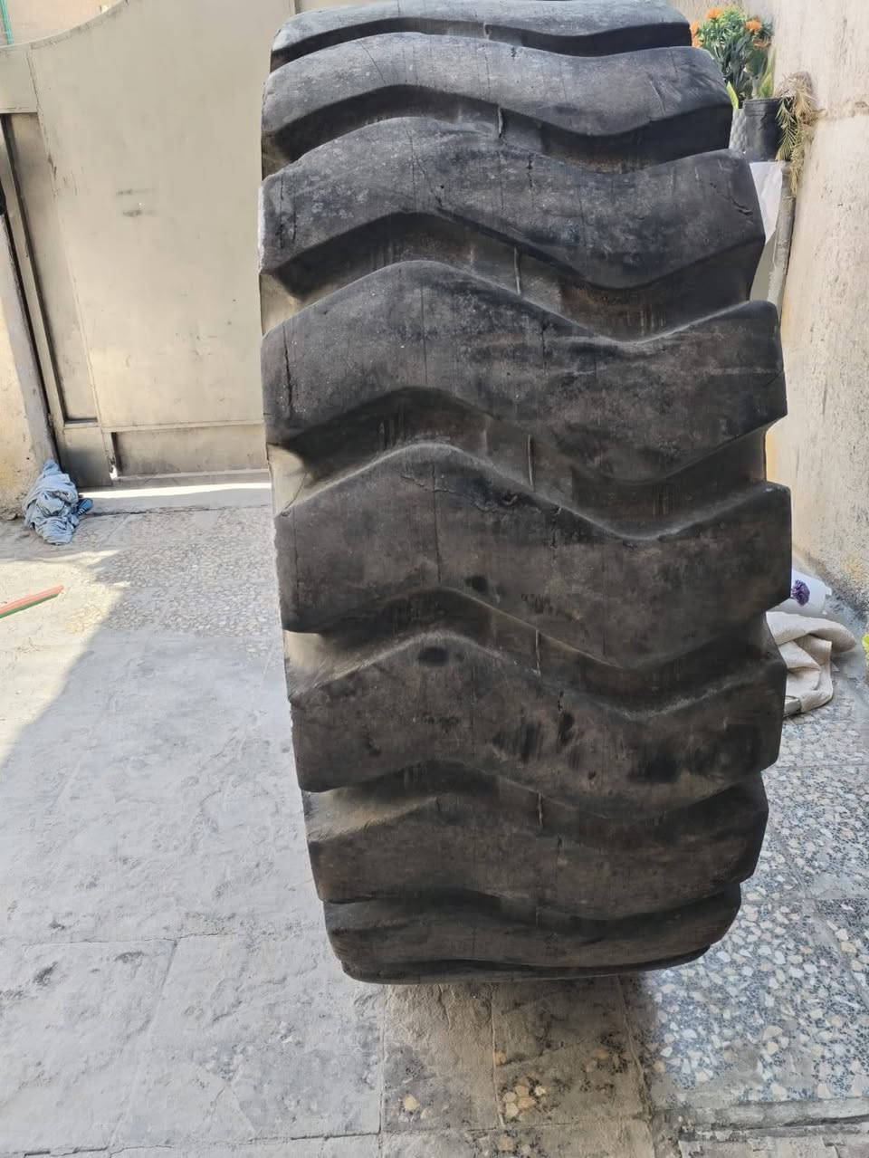 السلام عليكم تك تاير شفل٢٠ _٥_ ٢٣ صيني مكان بغداد ***********
