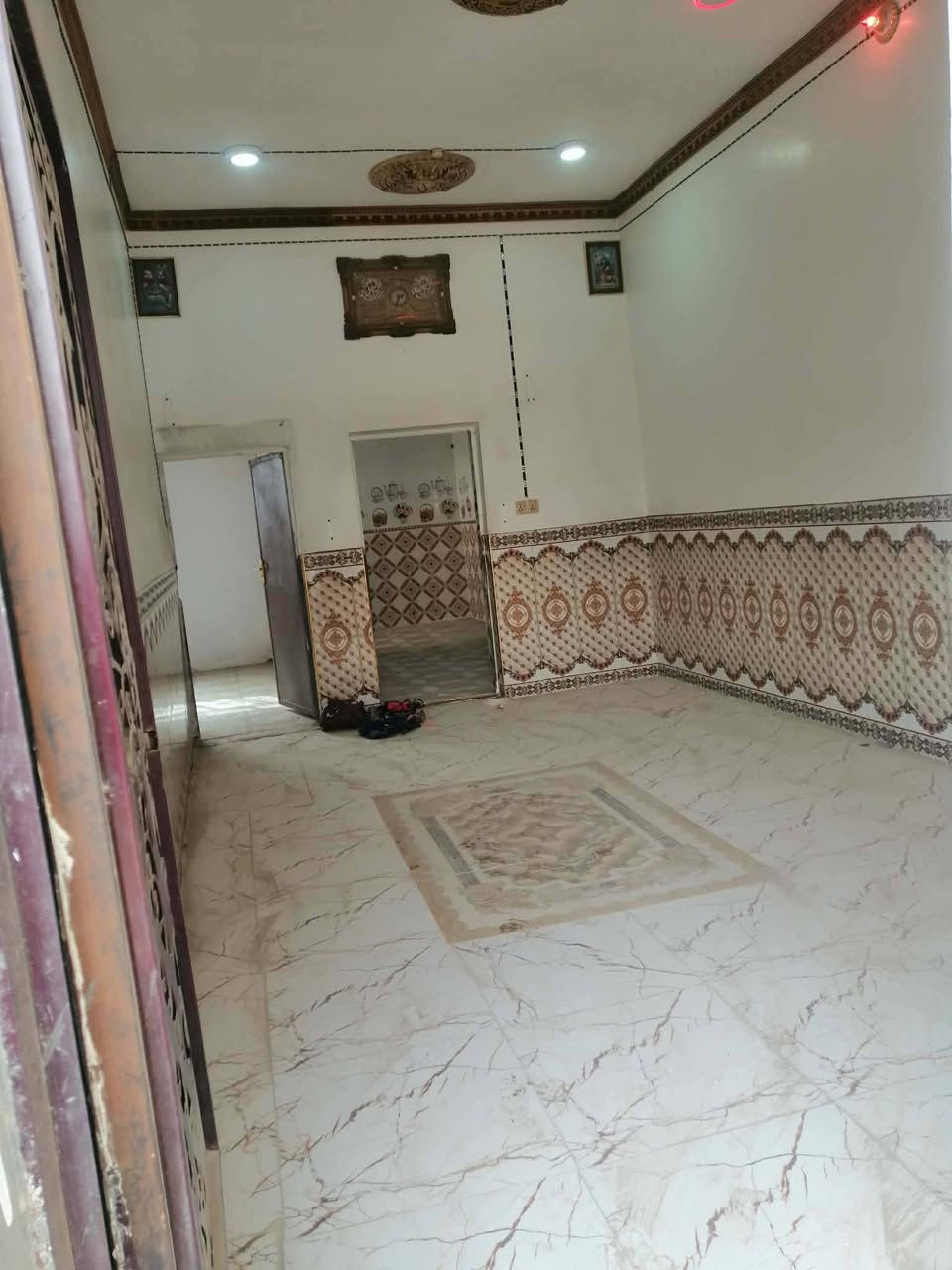 بيت بناء جديد صارله سنه وكله طابوك المساحة 130م بيه محل واستقبال وغرفه ومطبخ والطابق الثاني غرفتين بيت نضيف كلش الموقع حي الحسين مقابيل نزله الإمام الحمزه والسعر مناسب جدا للشراي وإني بالخدمة  للتواصل ***********
