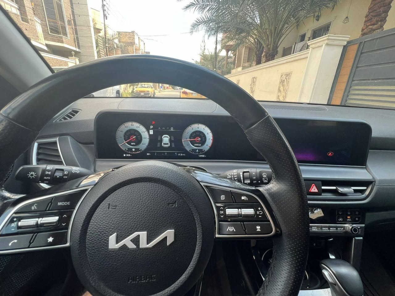 سلام عليكم كيا سليتوس موديل ٢٠٢٤
رقم بغداد انكليزي مكان السيارة بغداد حي اور 
مكينه ١٦٠٠ تيربو حادثة قطعتين جاملغ او دعاميه نفس الون 
لون فيروزي مميز رقم الهاتف ***********
