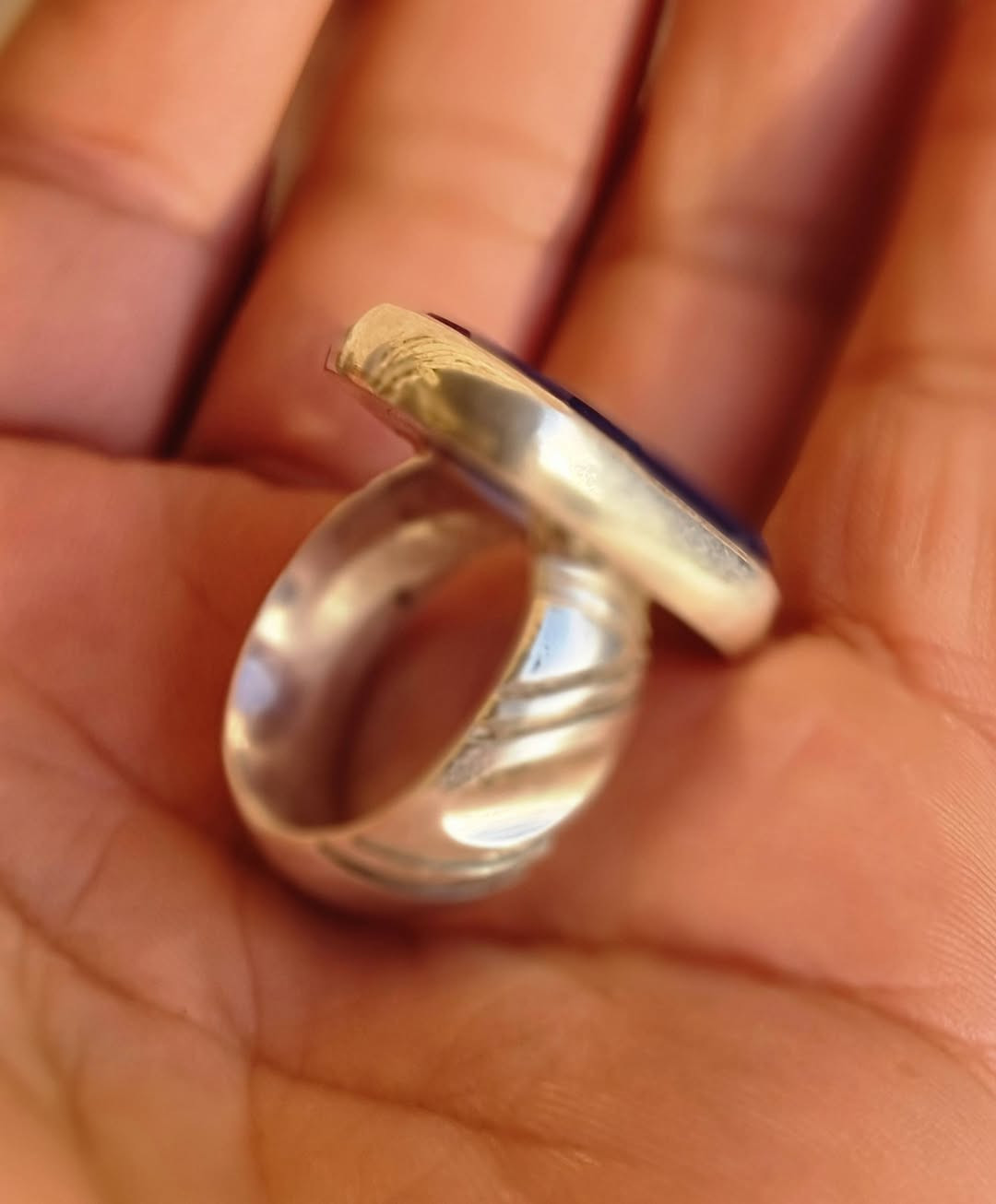 عقيق يماني بنفسجي طبيعي بصياغه يدويه للبيع مكاني بغداد يوجد توصيل إلى جميع المحافظات للبيع فقط فقط أحبتي الغوالي ما اراوس بس ابيع 
***********
