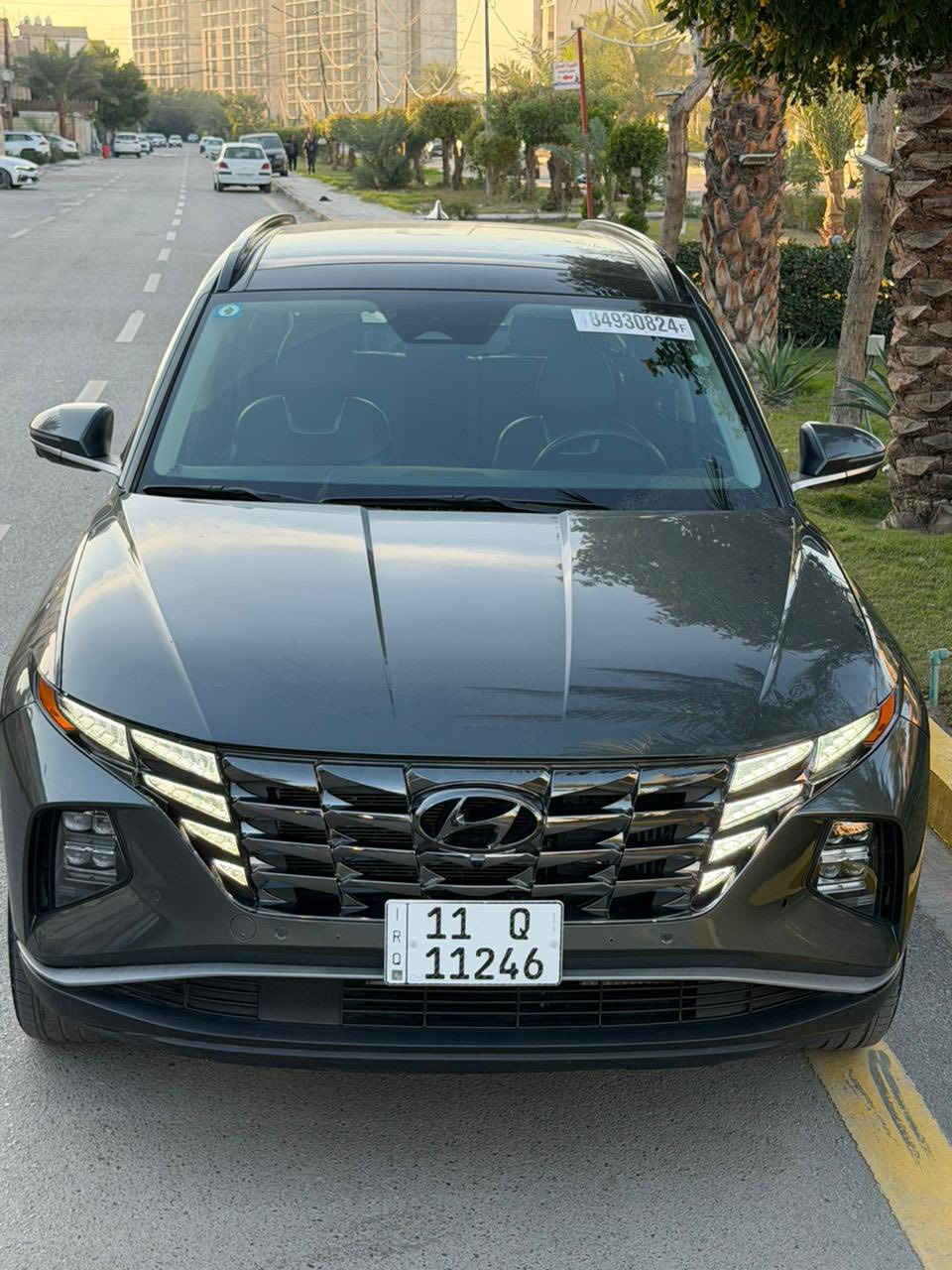 � 🚗 هيونداي توسان 🇺🇸2024 هايبرد – فول مواصفات ان لاين
🚗
حادثها:جاملغ خلفي صبغ وقبق الجنطه تبديل نفس الون اصلي وشبر بارد بلبنيد 
🔹 سيارة SUV عصرية بأعلى تجهيزات متوفرة 💯

🔥 المواصفات الأساسية:

🔹 المحرك:
✔️ 1.6 لتر تيربو بنزين
✔️ قوة ~180 حصان
✔️ عزم 265 نيوتن·م
✔️ ناقل حركة أوتوماتيكي سلس
✔️ دفع أمامي / دفع رباعي (حسب الفئة)

📺 الرفاهية الداخلية:
✔️ شاشة لمس كبيرة (12.3″)
✔️ نظام ترفيه يدعم Apple CarPlay & Android Auto
✔️ شحن لاسلكي للهاتف
✔️ مقاعد جلد/جلد + قماش عالية الجودة
✔️ تحكم كهربائي كامل بالمقاعد + ذاكرة

❄️ الراحة والتكييف:
✔️ مكيف هواء أوتوماتيك متعدد المناطق
✔️ فتحات تكييف خلفية

🌟 الراحة الخارجية:
✔️ جنوط سبائكية 19 بوصة
✔️ مصابيح أمامية وخلفية LED
✔️ باب خلفي كهربائي
✔️ حساسات أمامية وخلفية + كاميرا خلفية

🛡️ أنظمة الأمان:
✔️ ABS + EBD + ESC
✔️ وسائد هوائية متعددة
✔️ مثبت سرعة + محدد سرعة
✔️ مراقبة ضغط الإطارات
✔️ مساعد صعود ونزول التلال
✔️ أنماط قيادة متعددة

⛽
✔️ اقتصادي (تقريباً 6-8 لتر / 100 كم حسب القيادة)

📌 مميزات إضافية:
✔️ دخول وتشغيل ذكي
✔️ تشغيل عن بُعد
✔️ عزل صوت ممتاز
✔️ تصميم خارجي أنيق وجذاب

السعر:188$
المكان :بغداد_الحرية
الرقم:***********
