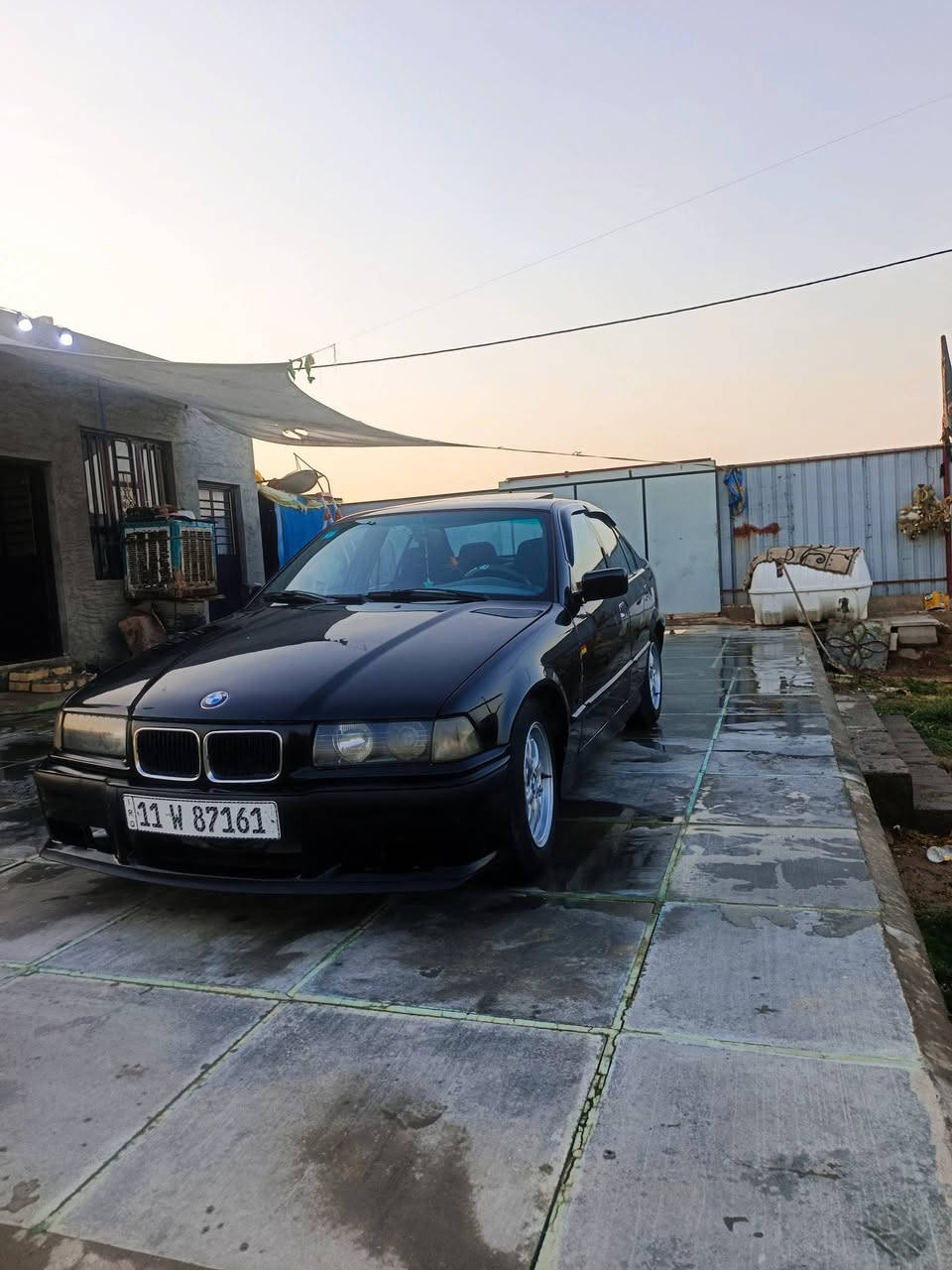 BMW E36
موديل 1992 
لون اسود غير محدد 
رقم بغداد انكليزي

مكينه 4 سلندر بلاديه خير من الله لا تنقيص لا تبخير
كير عادي 5 نمر
فتحة سقف 
كهربائيات خير من الله كلها شغاله 
بدون حادث قوي بيها طخات بسيطه ومعمره 
مكاني صويره تبعد عن بغداد 65 كم 
نقصها 
غاز وتنصيب للتبريد
مشط ستيرن يمشي بس يذب دهن عوزه تبديل
السعر 37 
اي استفسار متوفر واتساب واتصال   ***********
