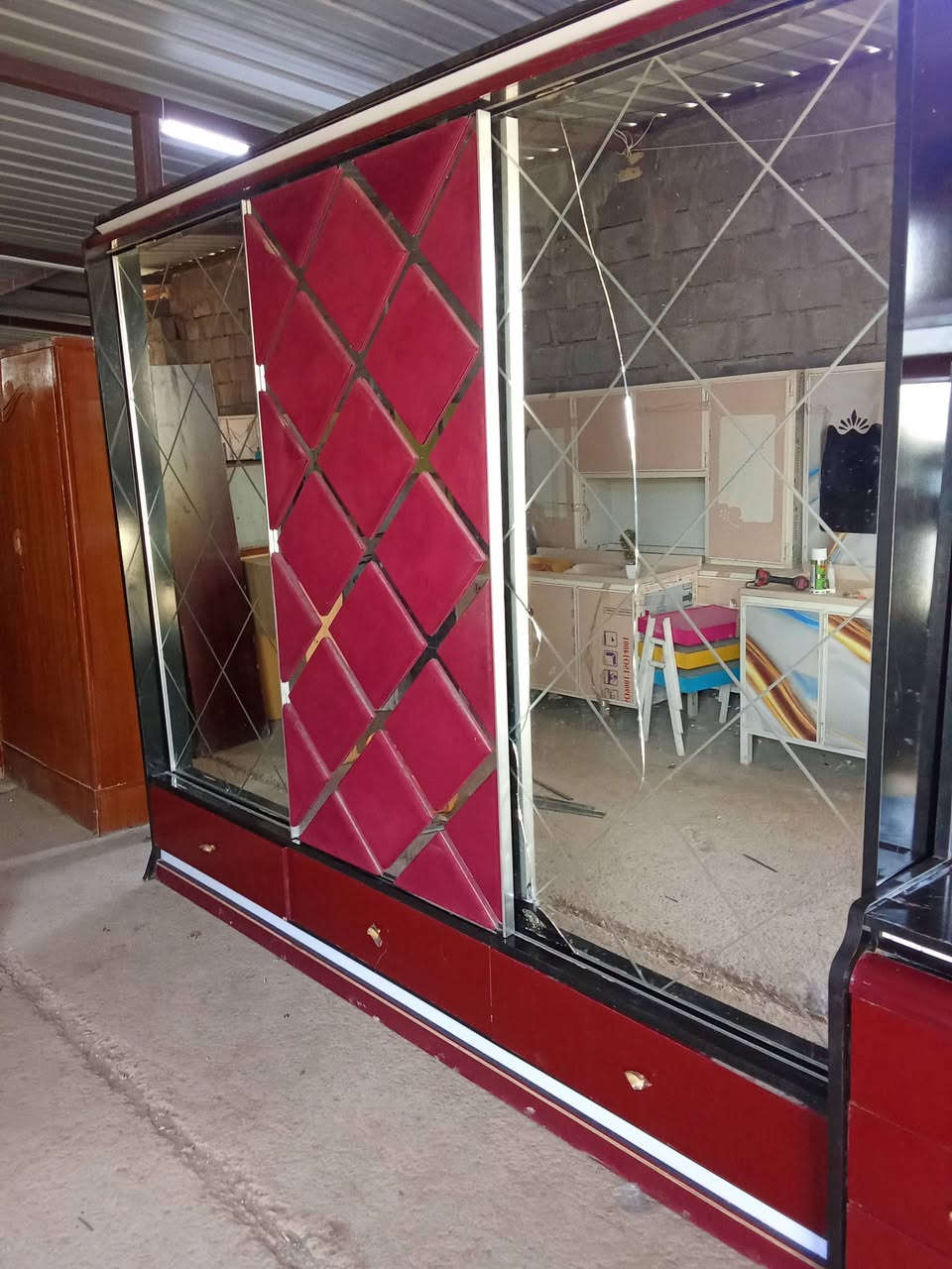 غرفه تركيه 6قطع ضخمه السعر350العنوان سده حي العلكايه***********//واتساب ***********
