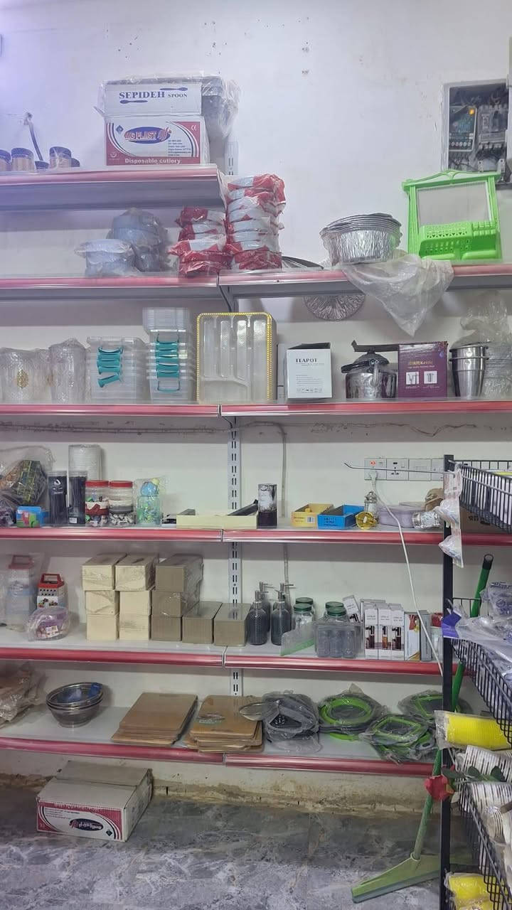 كل اغراض المحل للبيع مع الرفوف والزجاج والباب الخارجي
العنوان بغداد البلديات 
للتواصل ***********
