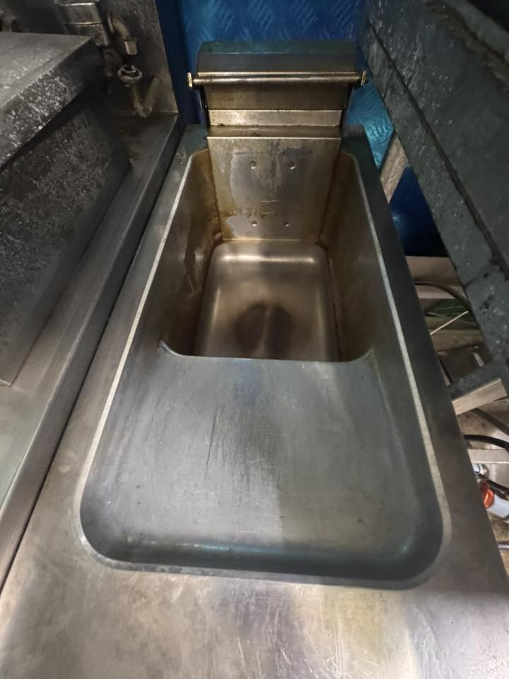 مطعم كامل للبيع
يشمل ..
جدر كنتاكي شاشه خضره 
گرل مع قلايه  
فرن بيتزا هو والميز  
كابسه صاج  
حمايه كنتاكي وفنكر (ايطالي )  
قلايه احاديه
 مجمده وسط
شوايه كص 5 مشاعل مع الميز والشيش 
2 ميز ستيل الارتفاع 1.50والطول متر والعمق 50
دگت مع بوچه ستيل مع ساحبه 
كاشير كامل مع الميز والطاباعات 

كل شي شغال عالفحص وعندي بعد كومه شغلات نواعم مثل سجاجيين وبلانكات اكثر من 20 بلانك صغير وكبير ووسط 
الديكور كامل بس تجي تشتغل 
سبب البيع .. عدم التفرغ للمطعم
المحل جاهز من ناحية الكهربائيات والديكور والمطبخ وباقي التفاصيل   
الموقع : علي الصالح 
***********
