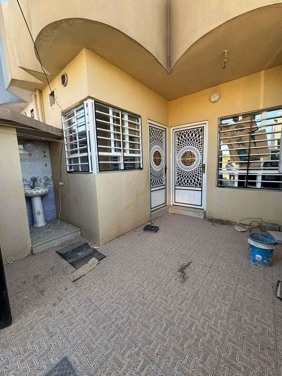 للبيع للبيع
السعر 75مليون
موقع مميز الاساتذة مقابل المستوصف  
المساحة: 100 م² | واجهة 5
طابق واحد مطبخ استقبال هول صحيات غرفة  نوم
للأستفسار مراجعة مكتب عمار الهزاع او 
📞 tel:***********
📞 tel:***********
مكتب عمار الهزاع للعقار والبناء
