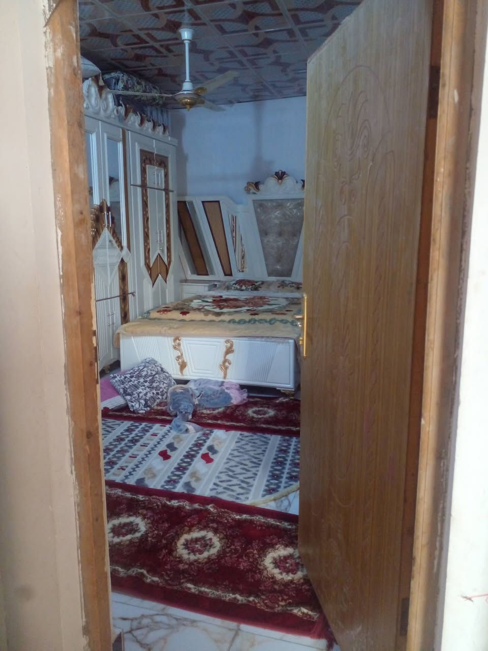 السلام عليكم عندي البيت لبيع زراعي مساحته ٢٠٠متر بي غرفتين مطبخ حمام توليد صاله ديوانيه بناء بلوك عاده مكاني ناصريه شارع الصحن مقبل حي الجوادين يم عمود ٤٦ سعر٤٧ بي مجال ل شراي ***********
