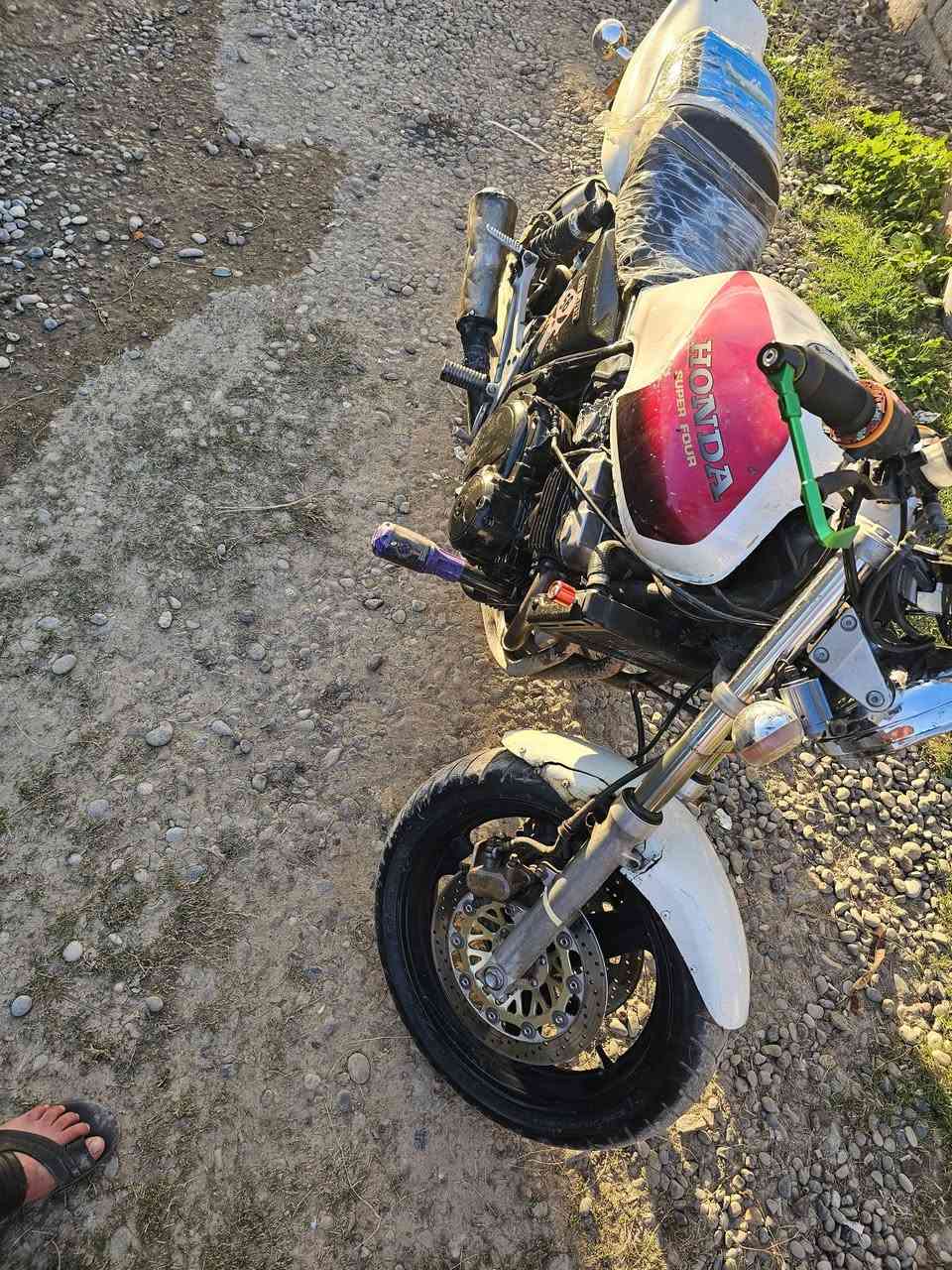 السلام عليكم بطح للبيعsb400 جيل اول محرك شرط صافي دمعه دراجه شرط شلعه و معدل والمحرك مفتوح كهربائيات كلها شغله تواير جدد المو شراي لا يتصل ‎0772 882 6353  السعر  مليون  وبي مجال
