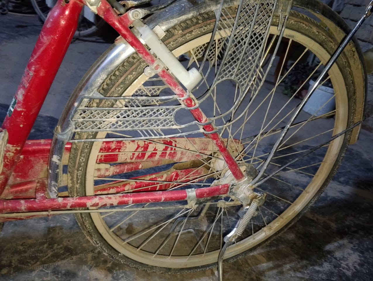 السلام عليكم ورحمة وبركاته 
بايسكل ياباني حجم 26 نضيف كلشي شغال سعر 60 وبي مجال رقم ***********
