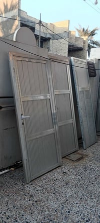 بعد اذن مسؤول الكروب ابواب صحيات المنيوم عدد ٣ للبيع مستخدمة مع اطارته...