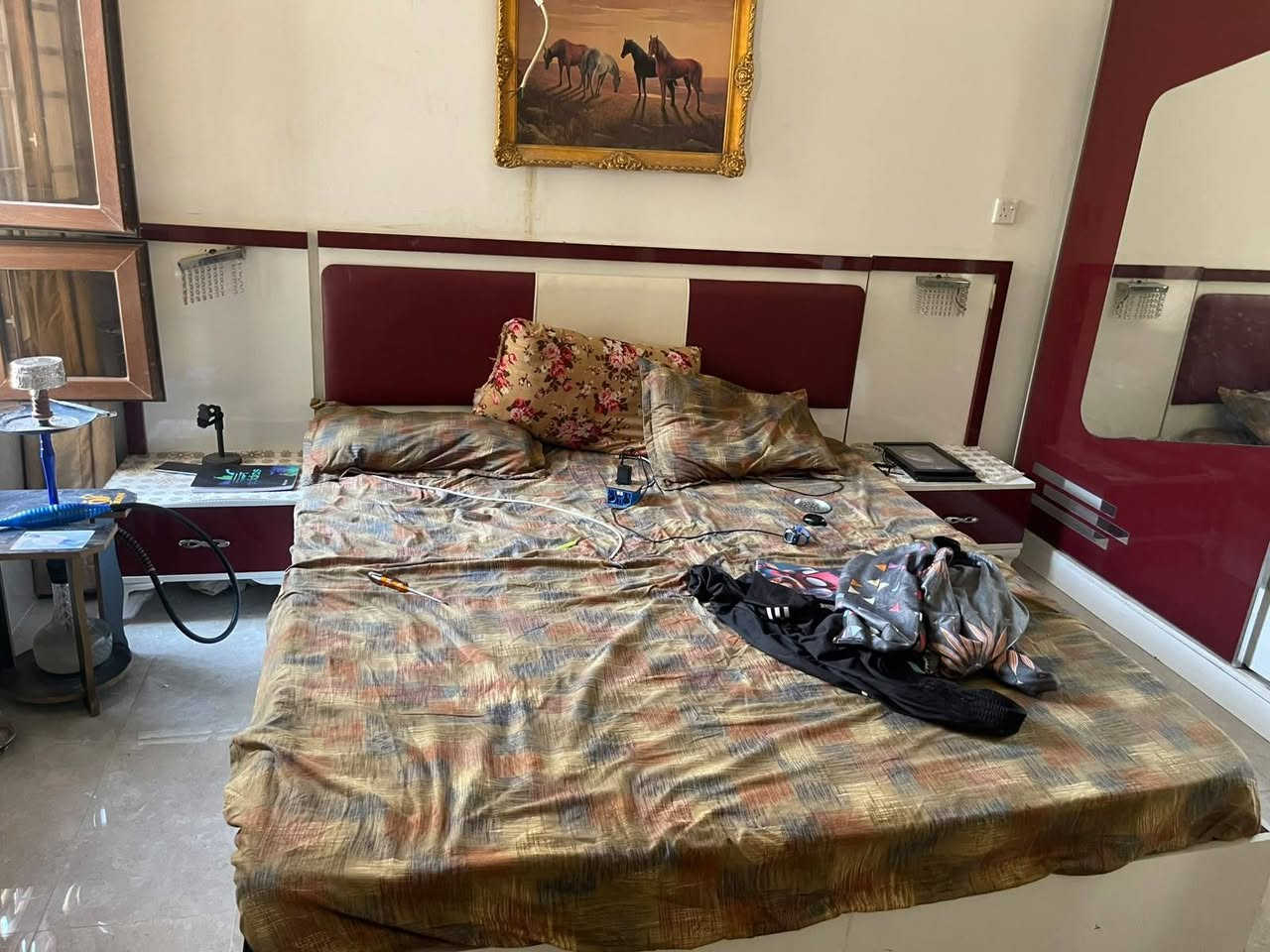غرفه للبيع نظيفه مابيها ضرر فقط سجه مال ميز تواليت معوجه تتعدل بسيطه ونظيفه كدام عينك مكانها يم جسر الدوار سعر 275 وبيها مجال ***********
