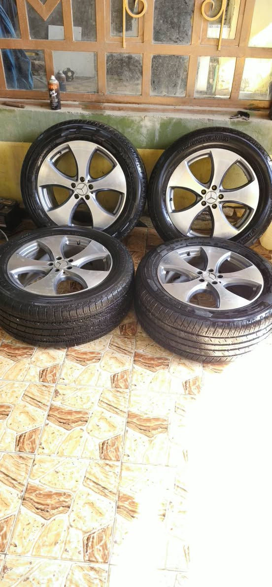 ويل مارسيدس اصلي جحم 20 مع اطارات حجم 285\50 حالة الوياله نظيف مستعمل قليل
مكان ديوانيه 

سعر 4 ورقات 

التواصل *********** واتساب
