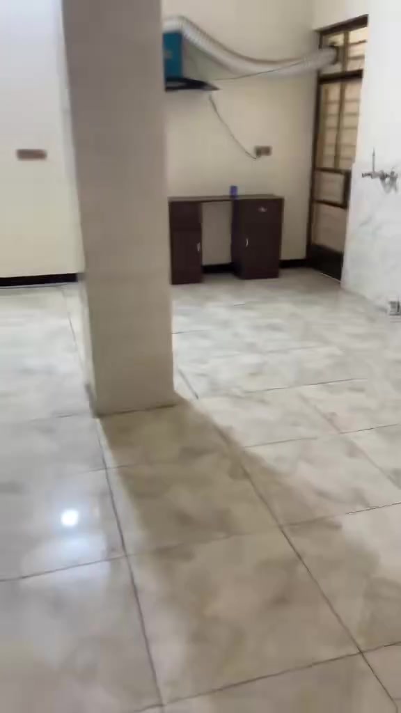 السلام عليكم اليوم توفرت شقه للأيجار العنوان بغداد حي الجامعه قرب جامع نجمه تتكون من غرف عدد ٢ حمام مطبخ صاله للأستفسار ***********

