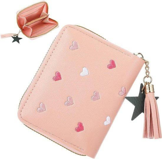 محفظة Zimoer النسائية الأنيقة 🎀
محفظة صغيرة تصميمها يخبل للبنات والنساء 💖
مزينة بنقش قلوب مطرزة ودلاية نجمة كيوت تضيفلها لمسة فخامة ولمعان ✨⭐

💼 عملية وخفيفة، مناسبة للطلعات والاستخدام اليومي
💖 خامتها مرتبة وتصميمها ناعم وجذاب

الألوان المتوفرة:
🌸 وردي
🍷 ماروني
🖤 أسود
❤️ أحمر
دللي نفسج بأحلى أكسسوار يكمل أناقتج 🎀 

السعر٦  الاف
🚘يوجد خدمة توصيل لجميع محافظات العراق ٤ الاف🚘


**إذا كنت صاحب هذا الإعلان وتريد حذفه لأي سبب، رجاءا أرسل رسالة إلى الدعم الفني**