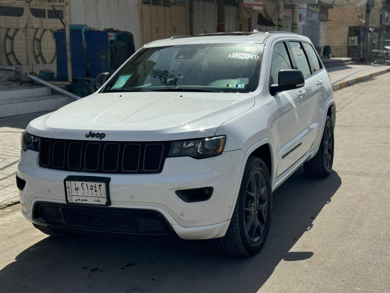 جيب شيروكي بلاك توب
جيب شيروكي بلاك توب (Blacktop Edition) موديل 2021
السيارة بحالة ممتازة (نظيفة جداً) وجاهزة للاستخدام، تتميز بمظهرها الرياضي والأنيق باللون الأسود المميز.
المواصفات:
• الموديل: 2021.
• الفئة: بلاك توب (Blacktop Package) - إضافات اللون الأسود بالكامل.
• المحرك 6 سلندر 3.2L].
• المسافة المقطوعة: [80000] كم.
• اللون: [ابيض].
• المميزات الخارجية: جنوط سوداء أصلية، شبك أسود، وإضاءة LED أمامية وخلفية.
المميزات الداخلية والتكنولوجيا:
• شاشة عرض كبيرة تدعم Apple CarPlay و Android Auto.
• كاميرا خلفية وحساسات للمساعدة على الاصطفاف.
• نظام التشغيل عن بُعد ونظام الدخول الذكي (بصمة).
• نظام مراقبة النقاط العمياء وتنبيه حركة المرور الخلفية.
• داخلية نظيفة جداً بتصميم عصري ومريح.

📍 الموقع: [ذي قار / قضاء الفهود
📞 للتواصل : ***********
