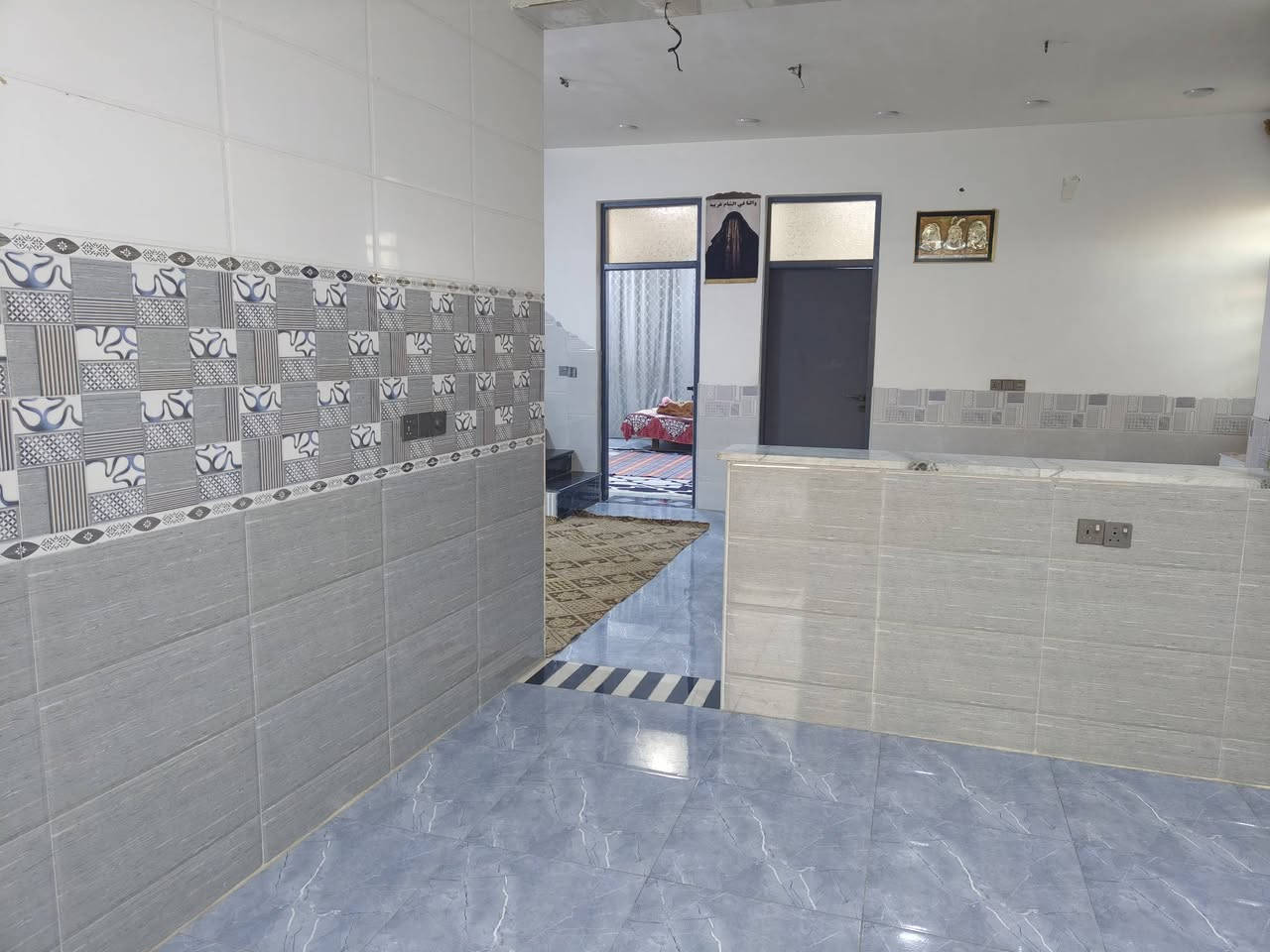 سلام عليكم بيت المساحة 200متر يتكون من ستقبال +2غرف نوم +مطبخ وصالة وصحيات البناء حديث بناء درجة أولى العنوان الرستمية الزراعي مال أبو مهدي محلة ٧٠٥ كافة الخدمات عرض الشارع ١٢متر للستفسار أتصل (*********** ) *********** )مكلف بل نشر
