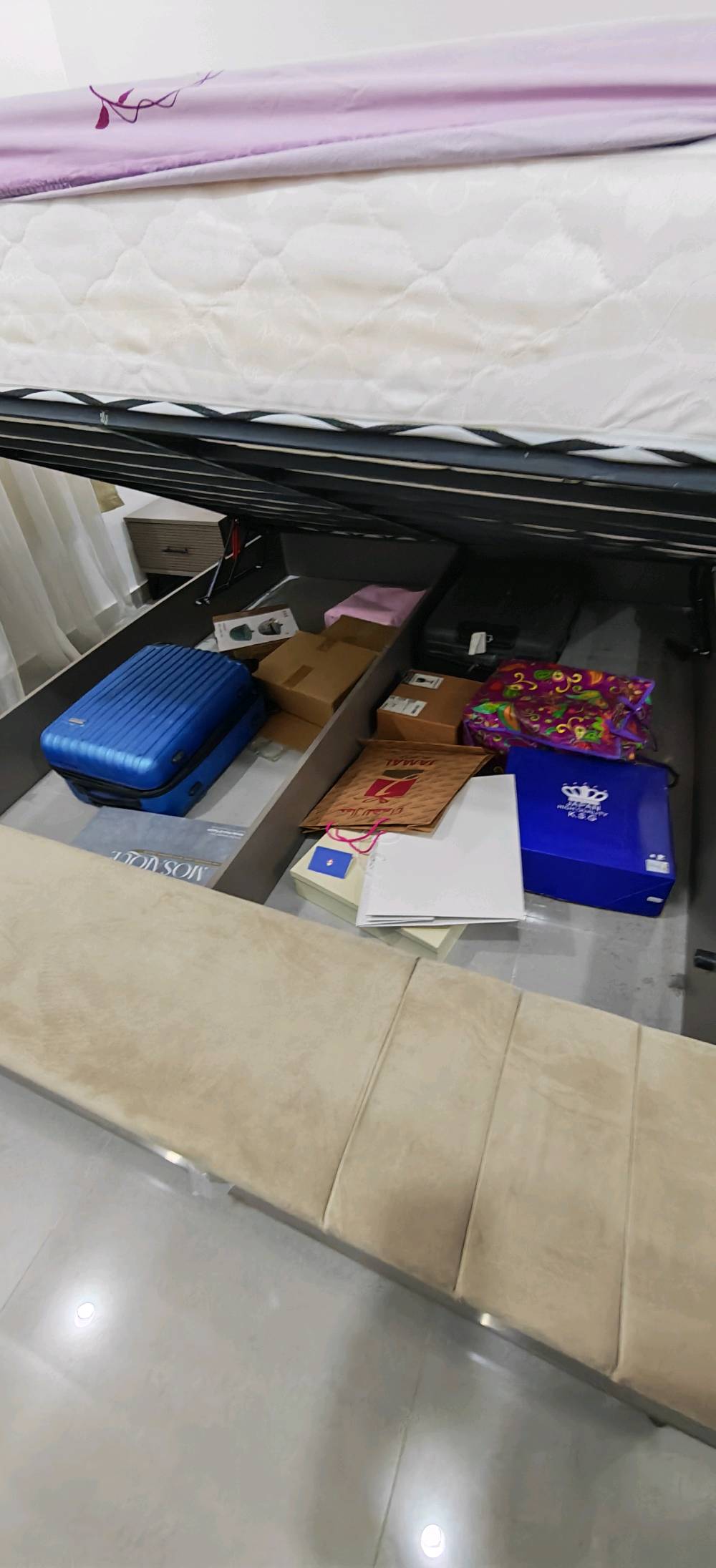 غرفة نوم فاخرة للبيع تتكون من سرير مريح مع مساحة تخزين سفلية واسعة. السرير بحالة جيدة جداً مع فرشة مريحة. تتضمن الغرفة أيضاً مرايا بتصميم عصري ومميز. مناسب لمن يبحث عن الراحة والأناقة في آنٍ واحد. يتضمن العرض كوميديات بجانب السرير بلون أنيق وحجم مثالي لتخزين الأشياء الأساسية بجانبك عند النوم.