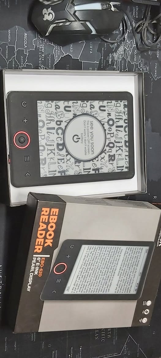 السلام عليكم 
قارئ الكتب الإلكترونية
  هو طراز Denver EBO-620. 

يتميز الجهاز بالمواصفات الرئيسية التالية:
- الشاشة: شاشة بحجم 6 بوصات بتقنية الحبر الإلكتروني (E-Ink Pearl) وبدقة 1024 × 758 بكسل. (لا تدعم الشاشة اللمس أو الإضاءة الخلفية في هذا الطراز المحدد).
-التخزين: ذاكرة داخلية مدمجة بسعة 4 جيجابايت. يدعم الجهاز إضافة بطاقة MicroSD (تصل سعتها إلى 32 جيجابايت) لزيادة مساحة التخزين.
-البطارية: بطارية ليثيوم مدمجة بسعة 1500 مللي أمبير توفر ما يصل إلى 20 ساعة من القراءة لكل شحنة.
-التوافق: يدعم مجموعة واسعة من تنسيقات الكتب الإلكترونية، بما في ذلك PDF و EPUB و TXT و MOBI، بالإضافة إلى الملفات المحمية بواسطة ADOBE DRM.
- يمكن تحميل الكتب العربية pdf عن طريق الموبايل والابتوب من خلال ubs نقل الكتب 
-الاتصال: يتضمن منفذ Micro-USB للشحن ونقل الملفات من الكمبيوتر، ومنفذ لبطاقة MicroSD. (لا يحتوي على اتصال Wi-Fi أو Bluetooth).


**إذا كنت صاحب هذا الإعلان وتريد حذفه لأي سبب، رجاءا أرسل رسالة إلى الدعم الفني**