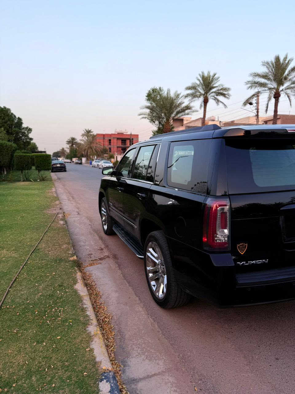 السلام عليكم جمسي موديل 2017. رقم بغداد بأسمي وارد امريكي ولكن من دون حادث حجم المحرك 5.300 V8.  محرك وكير وحداديه وتبريد وتدفئة ومنضومة ماء ومنضومة بانزين كلها جديده يعني ادامه جديده على ايدي حتى الباتري بدلته لان جناي موصفات السياره فول من كلشي اي شي بالك من مواصفات تلكا بيها من كشنات جلد تبريد تدفئه كهرباء كل الكشنات الخلفيات منفصل ملكي شاشه خلفيه فتحة سقف خزن ميموري للكشنات وللمرايات وللستيرن رادار تحديد مسار تدفئ ستيرن مانع تصادم توقف ثاتي مري شفط كل الابواب بصمة وياها بصمتين اشاير بالمري معى رادار تنبيه ⚠️. ثلاث قطع تبريد جامات اوتو كل المواصفات تلكاها بيها ويل نيكل سياره نصبتها حلوه وبالخير عل ياخذها مامتعوبه. صور حادثها موجوده بالمنشور بيها بالعراق جاملغ خلف سائق بي صبغ نصه تقريباً والباب مفتوح وراجعين شادي بدون لاصبغ ولاضربه يعني قطعه وحده بيها والباب مفتوح ومشدود بيها رصعات خفيفه مال الشارع شخط بالجاملغ خفيف حتى مامبين   أسف على الاطاله *********** مكاني بغداد حي القاهره السعر ب 325.
