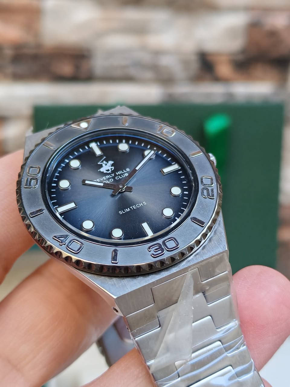 بسمِ الله ، والصَّلاة والسَّلامِ عَلَىٰ رَسُولِ اللهِ  ﷺ.🌿
#مــزاااااد
ساعة #بيفرلي_هيلز_بولو الأصلية ☑️
ساعة رجالية من طراز Beverly Hills Polo Club BH-BP3714X.350 Slim Tech 5. تنتمي هذه الساعة إلى مجموعة "Quartz Slim" ، وتتميز بتصميمها النحيف والأنيق المستوحى من ساعات الغوص العتيقة. 
تأتي الساعة بقطر هيكل يبلغ حوالي 40-41 ملم، وتتميز بإطار خارجي (Bezel) مزخرف بأرقام، مما يمنحها مظهراً رياضياً وكلاسيكياً في آن واحد، ويجعلها ملائمة لمختلف المناسبات اليومية.😍

#يبدأ المزاد من 10$ والرفعة أقل شيء 10$
 والسوم بالدولار$
#المزاد #عرض و #سوم و #طلب وأمر البيع طيب بأذن الله تعالىٰ 

#يبدأ من الآن و #ينتهي يوم غدٍ إن شاء الله الساعة الثالثة و 45 دقيقة مساءً. 

 ☑️ للأعتماد أولاً : أرسال العنوان الكامل ورقم التلفون .

والتوفيق من الله للجميع 🤲
🔹BEVERLY HILLS POLO CLUB 🔹

🔴 المواصفات :
▫️الموديل: BP3714X.350.
▫️آلية الحركة: كوارتز يابانية لضمان دقة عالية في ضبط الوقت.
▫️الهيكل والسوار: مصنوعان من الفولاذ المقاوم للصدأ (Stainless Steel) عالي الجودة لضمان المتانة.
▫️الميناء: ميناء أسود بسيط يتميز بعقارب ومؤشرات مضيئة (Luminescent) لتسهيل القراءة في الظلام، مع شعار العلامة التجارية الشهير (لاعب البولو).
▫️الزجاج: زجاج معدني (Mineral Glass) مطلي بطبقة من الياقوت (Sapphire coating) لزيادة المقاومة ضد الخدوش.
▫️مقاومة الماء: تصل إلى 50 متراً (5 بار)، مما يجعلها مناسبة للاستخدام اليومي مثل غسل اليدين أو الاستحمام.
▫️تتميز بتصميمها النحيف والأنيق المستوحى من ساعات الغوص العتيقة.
▫️تأتي الساعة بقطر هيكل يبلغ حوالي 40-41 ملم
▫️تتميز بإطار خارجي (Bezel) مزخرف بأرقام، مما يمنحها مظهراً رياضياً وكلاسيكياً في آن واحد. 

🔹الحاله جديدة  لك😍

وتكدرون تبحثون على تفاصيلها أكثر 🌹
 
🔸 تأتي مع العلبة الاصلية، والضمان، والعلاكة الخاصة ✅

🚖 يوجد توصيل الى جميع محافظات عراقنا الحبيب 🚖


**إذا كنت صاحب هذا الإعلان وتريد حذفه لأي سبب، رجاءا أرسل رسالة إلى الدعم الفني**