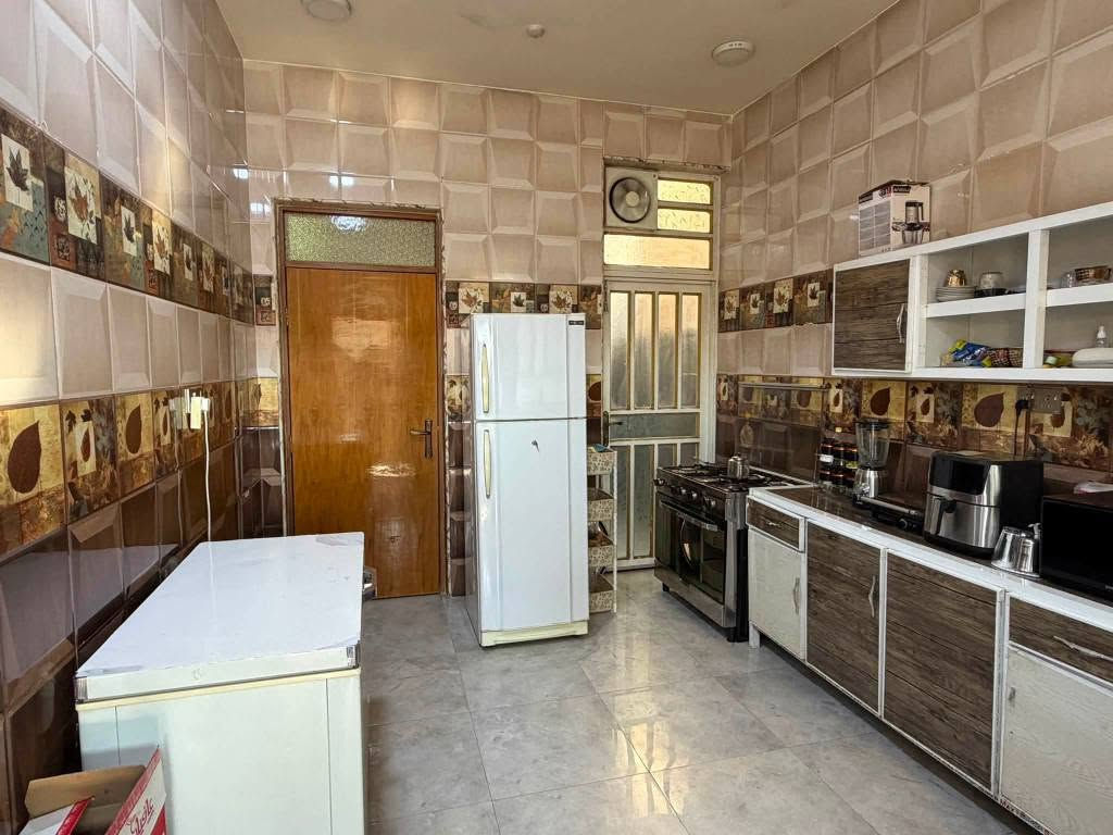 🏠 / دار للبيع مساحة ١٦٥ م طابو صرف 

             واجهه ٧.٥ م / نزال ٢٢.٥ م 

🧱 بناء حديث درجه أولى 

الطابق الاول/ مطبخ . أستقبال . هول . غرفتين . مجمع صحيات . كراج . صحيات خارجيه 

🌍 الموقع / المحاربين قرب الجواهري ( خلف التجاري )

للأستفسار أكثر مراجعة مكتب 
#عقارات_أراضي_بابل_الخضراءللمقاولات العامه والتصاميم الهندسية
شارع ٦٠ .. عمود ٣٠٠ .. مقابل أستدارة علي بقلي 
الشيخ حازم 
وسام محمد 
أبو حيدر / *********** حلة, بابل
