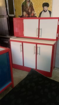 كاونتر مطبخ بلونين أحمر وأبيض، مثالي لترتيب المطبخ وتخزين الأدوات والأ...