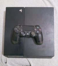بلاي ستيشن4 • خربان يحتاج تصليح • مع جوستك و٣أقراص