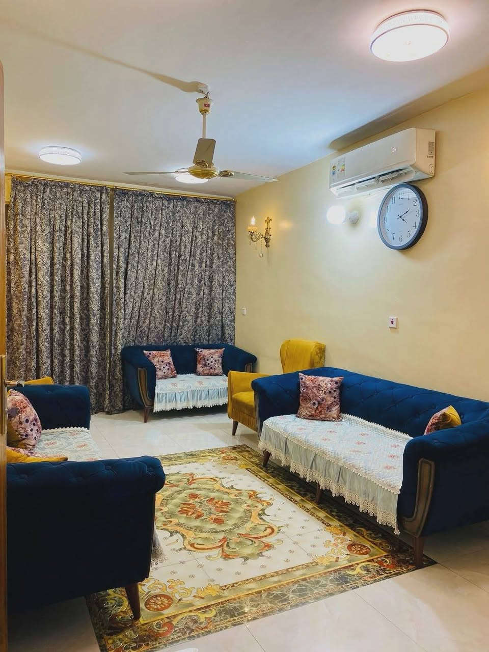 السلام عليكم الدار للبيع المساحه 110 واجها 4/40 سنتم بناء سنه التسعينات لكن بيت نظيف ومرتب البيت طابقين مسلح مدخلين استقبال ومطبخ ومساحه درج وغرف نوم الطابق ثاني غرفتين نوم وصحيات منطقه المعلمين مقابل المستوصف معلمين التواصل مكتب الاصدقاء ***********
