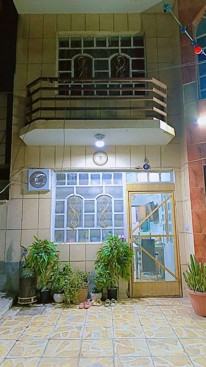 السلام عليكم
بيت للبيع شارع عشرين مقابيل جامع البديع
البيت ١٥٠ متر ٤ غرف نوم مع ٢ صالات داخليه و٢ حمامات واستقبال ومطبخ 
للاستفسار على الرقم ***********
