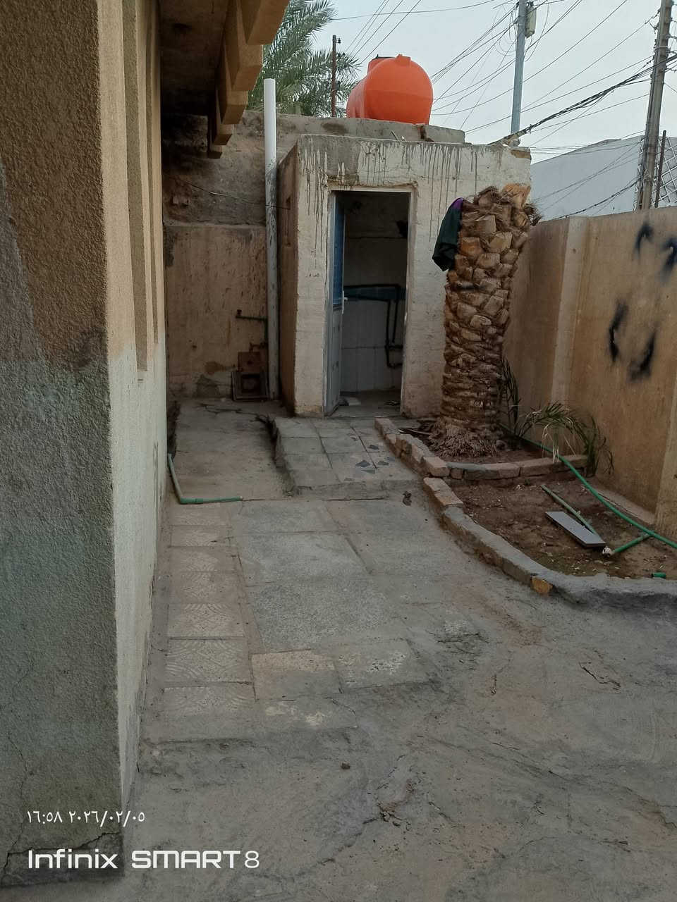 عروض اليوم دار الايجار المساحة 220م بناء غرفتين وصالة واستقبال ومطبخ وصحيات حي ميسان  23على ساحة سعر الايجار 350مع الماء والكهرباء الاستفسار الاتصال على الرقم التالي ***********او مراجعة مكتب المصطفى قرب مؤكولات السلطان
