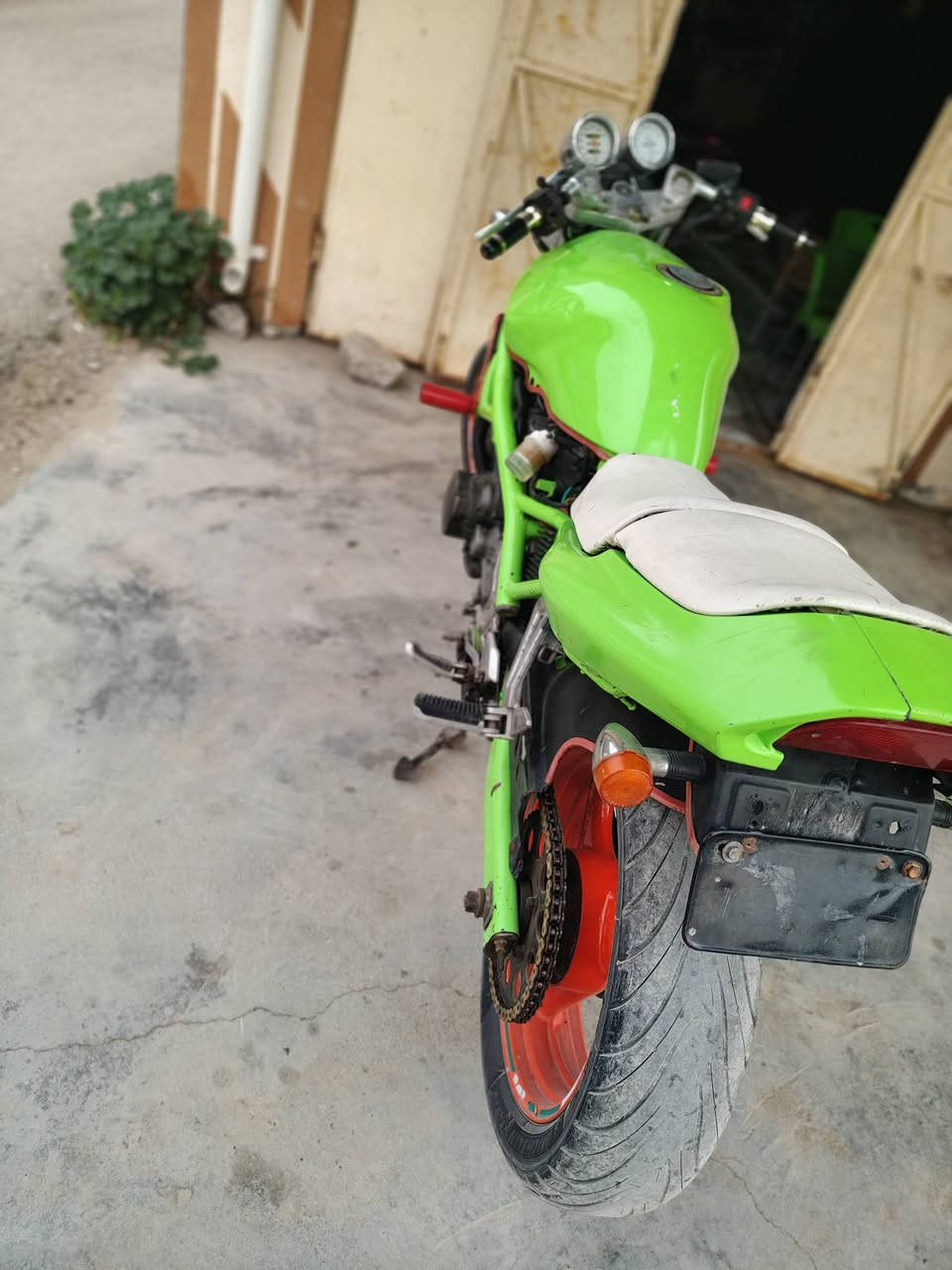 السلام عليكم باندا سوزوكي عادي محرك ربع كامله مكمله بلكات NGK كابريترات صافيه باتري جديد اصلي نقصها فقط صفاحيات السعر 
مليون و100 مكاني المقداديه قريه الحساويه 
***********
