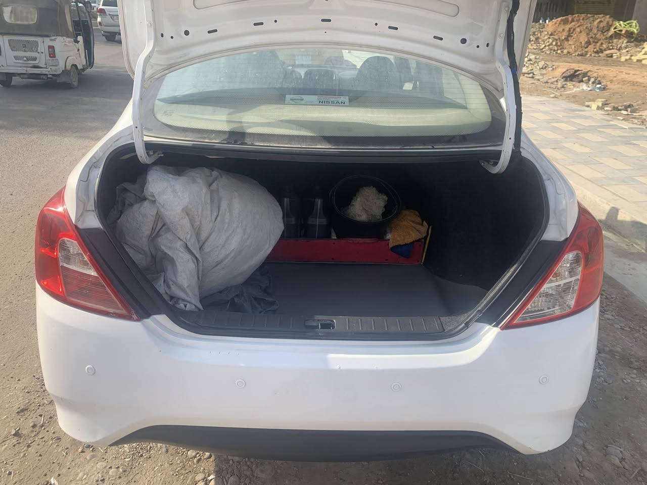 سلام عليكم صني هندي 2020ماشي 65الف جديه السياره بيه بارد بل الباب السايق الجملغ بيه بارد قليل بسمي السعر 116بيه مجال تخم تاير جديد ***********
