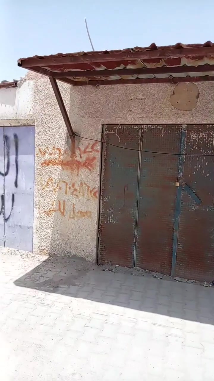 بيت تجاوز المساحة أكثر من ٢٠٠ متر بيه اربع غرف واستقبال وحمام  وكراج ومحلات اثنين العنوان النومة شارع جرف الملح قريب على الشارع الإطفاء الرئسي السعر ٣٠ مليون ***********
