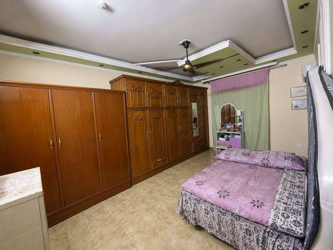 بيت مساحة ٢٠٠متر للبيع واجهية ٨* ٢٥ شهداء البياع بناء درجة اولى يحتوي على صالة ومطبخ وخدمات وغرفة نوم الطابق الثاني ٣غرف نوم وخدمات وبيتونة وسطح واجهية حجر والارضيه مرمر قرب مدرستين ابتدائية ومتوسطة *********** ***********
