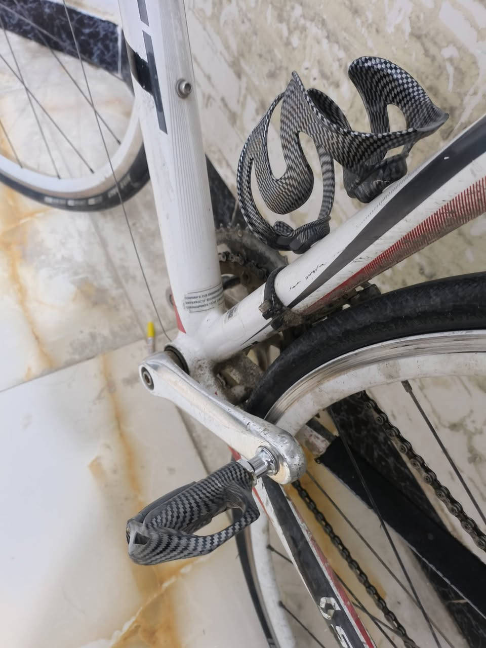 بايسكل سباق racing bicycle
بايسكل سباق من شركة SCOTT العالمية .

مع گيرين امامي وخلفي الامامي نمرتين والخلفي 9 نمر ف يصير سباق ويصير جبلي .

البايسكل كامل من الالمنيوم آلوي واجزاء من الكاربون فايبر فيكون جدا خفيف حوالي ال 3 كيلو (ينشال بتك ايد) لزيادة السرعة وسهولة التنقل . 

سعر الجديد مالته اكثر من الف دولار حسب الاصدار واني ابيعه ب 500 الف لان بيه فطر ولحمته لحيم اوكسجين .


**إذا كنت صاحب هذا الإعلان وتريد حذفه لأي سبب، رجاءا أرسل رسالة إلى الدعم الفني**