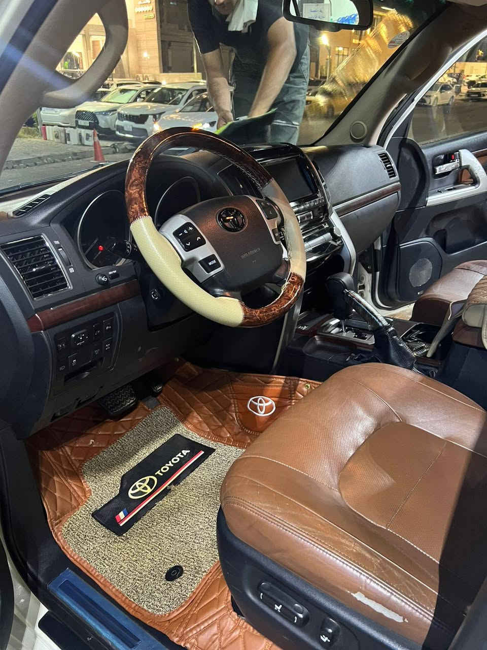 ​🚗 #للبيع: تويوتا لاندكروزر 2015 (ملكة الطرق) 🚗
المواصفات العامة:

​الموديل: 2015

​الرقم: أربيل (لوحة مميزة، هزة وفحص جديد، سنوية عامرة وجاهزة للتحويل).

​الحالة: فول مواصفات 1/1، السيارة بحالة الوكالة وبقمة النظافة.

​بدون ضرر نهائياً (مكفولة كفالة عامة).

​لا صبغ، لا تعديل، 
وبشرط الفحص.

​المميزات والإضافات

​تخم تاير جديد.
محرك/ 8
​تبريد فول

​داخل جلد نظيف جداً، فتحة سقف، شاشة، كاميرا، حساسات، وباقي مواصفات الفول المعروفة.

​السيارة جاهزة من كل النواحي (شغل واطلع) وما تحتاج أي مصاريف.

​📌 المكان: [اكتب مكان تواجد السيارة  صلاح الدين / الضلوعية]

💵 السعر: [445]ورقه

​📞 للتواصل والاستفسار:
***********
***********
