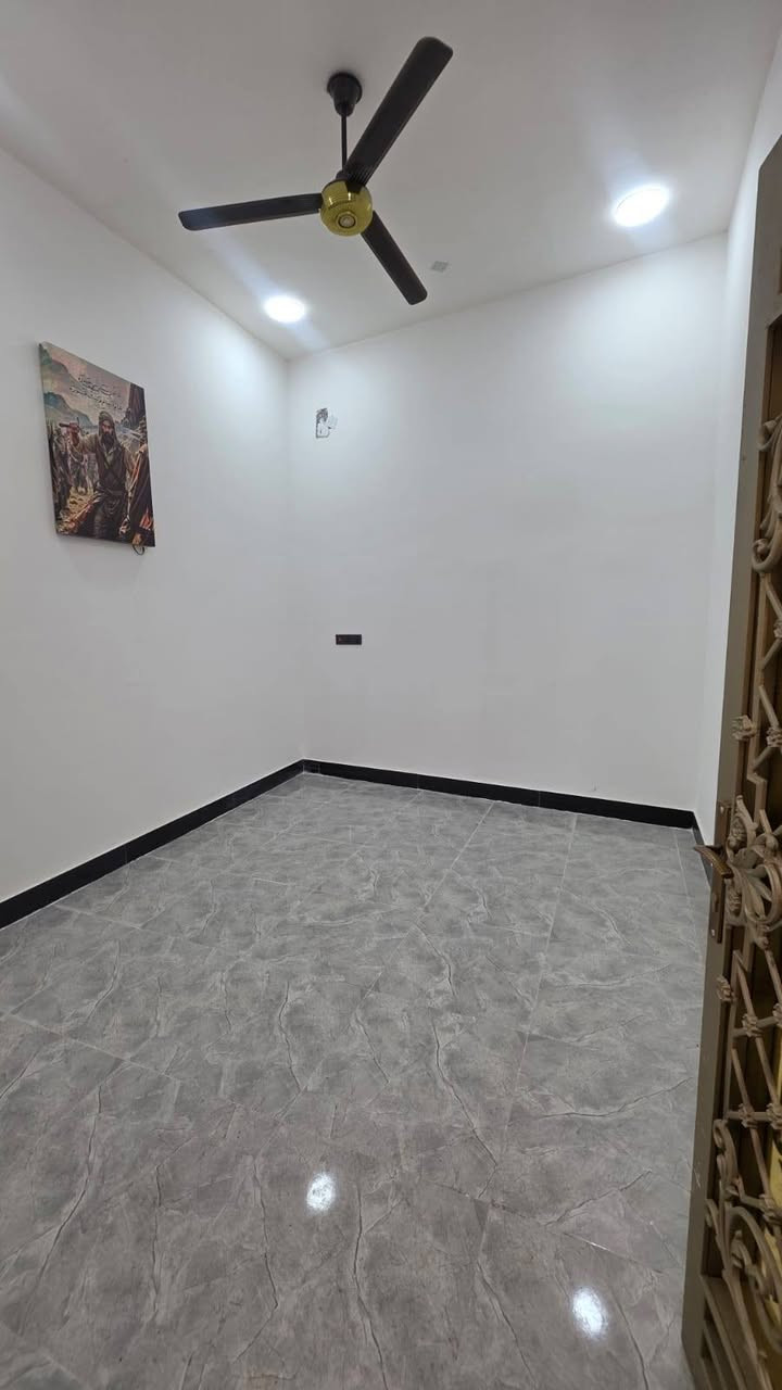 واسعد الله اوقاتكم بكل خير احبتي
***********
يتوفر دار سكن للبيع 

المساحه لكليه 100 متر مربع  ركن علاه شارعين كل شارع 10 متر 

نوع العقار طابو زراعي عراقي 

سند ٢٥ ول مالك عراقي تتكاتب ويا ابوالطابو مباشرتا

يتكون من غرف نوم عدد 2
استقبال 
صاله
مطبخ 
 مجمع صحيات داخليه وخارجيه 

البيت كامل من جميع الملحقاته 

بناء جديد 2025

فارق جاهزة للسكن تستلم بيتك عند المكتبة مباشر 

العنوان البصرة قضاء ابي الخصيب 

ابو كوصره غرب مدرسه الفتكار 

تبعد مسافة عن شارع ابو كوصره 100 متر 

منطقة روعه جميع الخدمات ماي كهرباء شارع 10 متر 

السعر  65وبي مجال

للاستفسار لاتصال ***********
