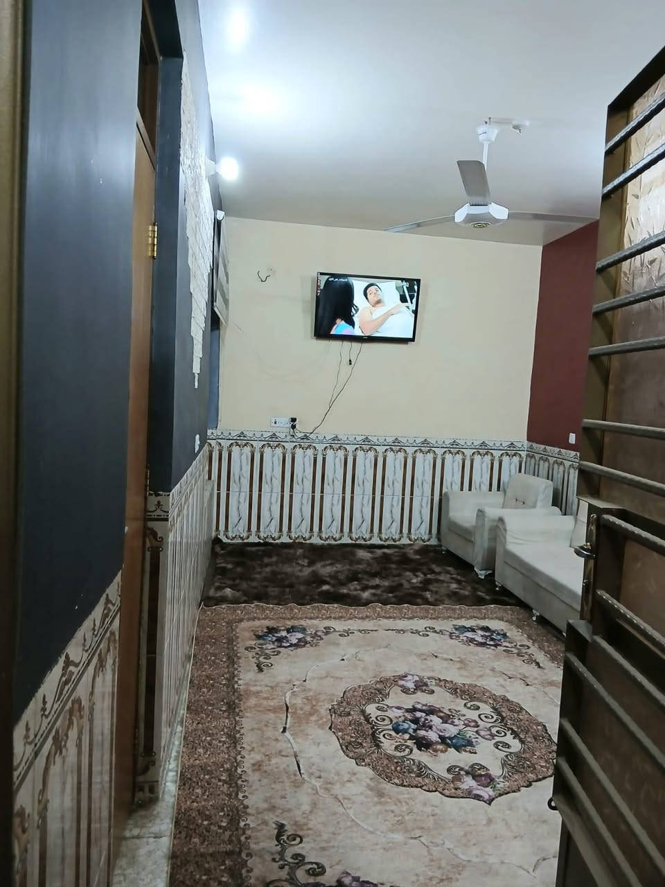 السلام عليكم ..شكرا لأدارة الكروب ..للأيجار شقة مؤثثة ط ١ الدورة شارع ٦٠  ...الايجار شامل النت والسحب ...بدون دلالية . للمعلومات الاستفسار  *********** ..واتس اب..... اسف ممتواجد  بالفيس ...الصور مرفقة بالمنشور .
